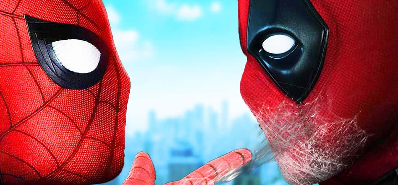 Deadpool And Spiderman 桌布 壁紙 — 蜘蛛人與死侍在明亮的藍天下，以模糊的城市天際線為背景，進行近距離對峙。