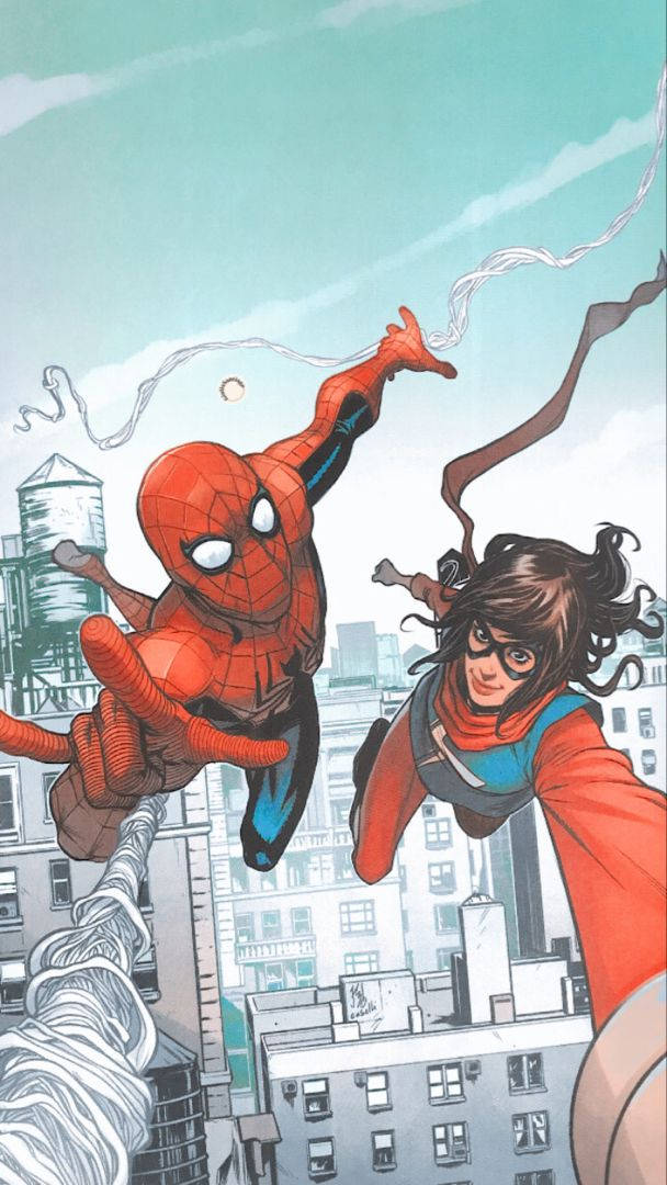Ms Marvel 桌布 壁紙 — 蜘蛛人與蜘蛛關在都市景觀中擺盪，蜘蛛絲在青綠色天空下伸展。