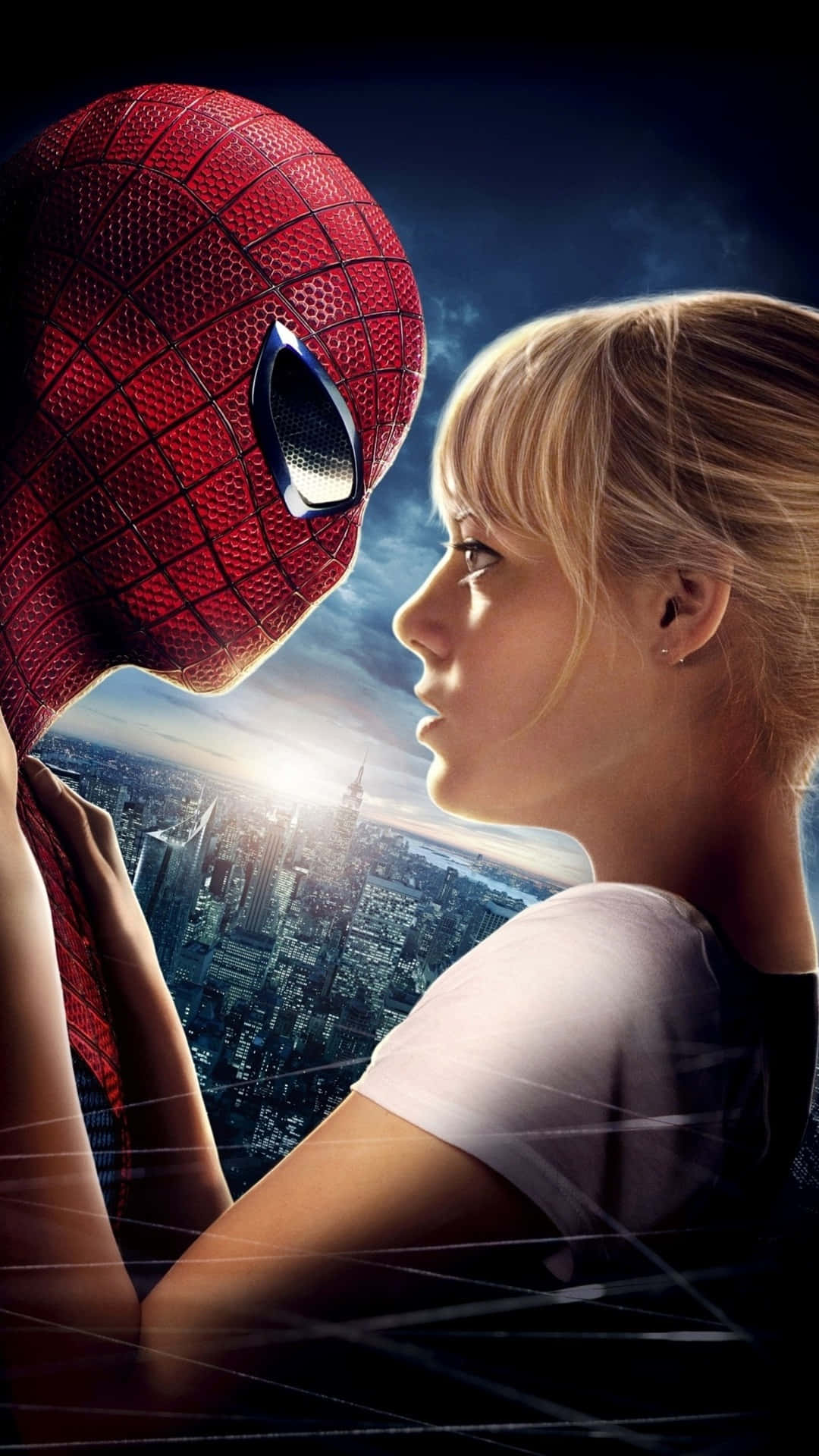 Amazing Spider Man iPhone 桌布 壁紙 — 蜘蛛人與關·史黛西在陽光普照的城市景觀上方，以戲劇性的特寫鏡頭面對面。