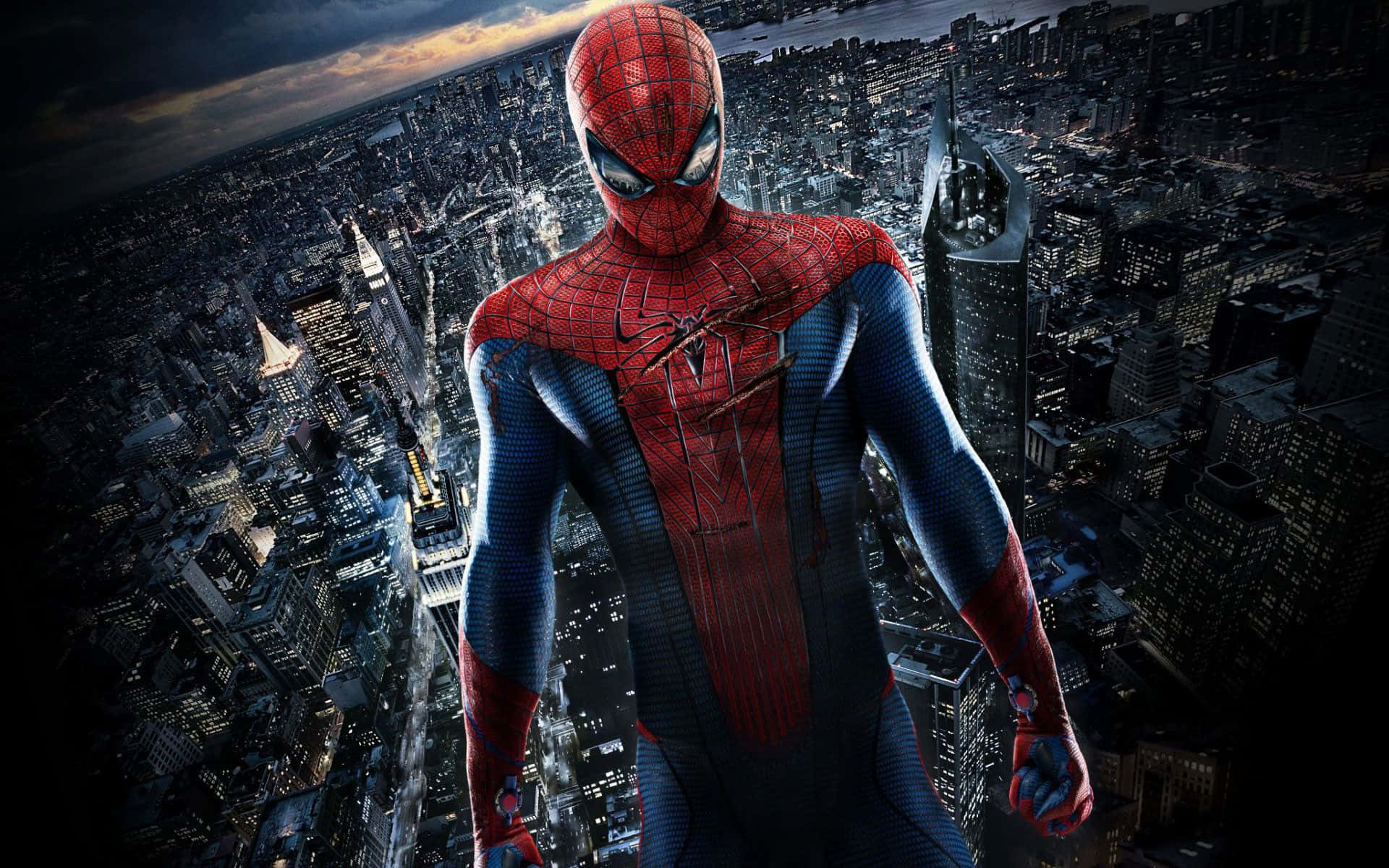 Best Spider Man 桌布 壁紙 — 蜘蛛人英勇地站在暮色中廣闊的城市天際線之上，下方是閃爍的摩天大樓。