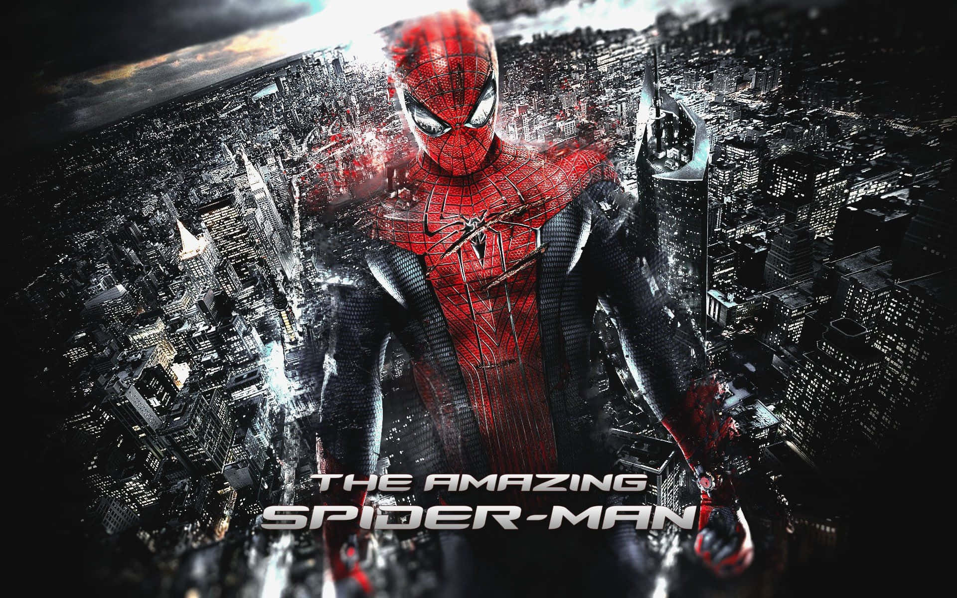Marvel Movie 桌布 壁紙 — 蜘蛛人英雄地站在夜晚廣闊的城市景觀之上，周圍是發光的摩天大樓和戲劇性的燈光。