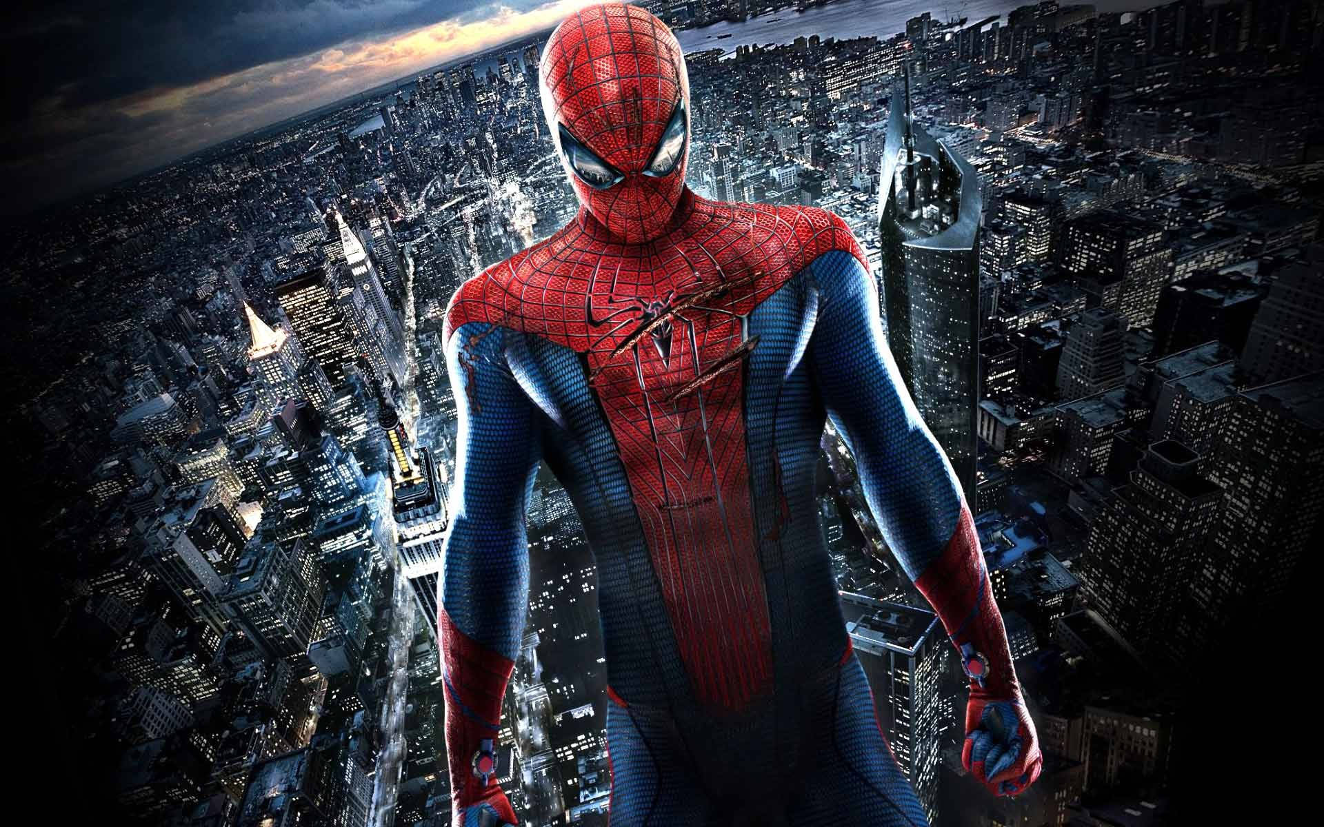 Spider Man 桌布 壁紙 — 蜘蛛人英雄般地站在廣闊的城市天際線之上，暮色中下方有發光的摩天大樓。