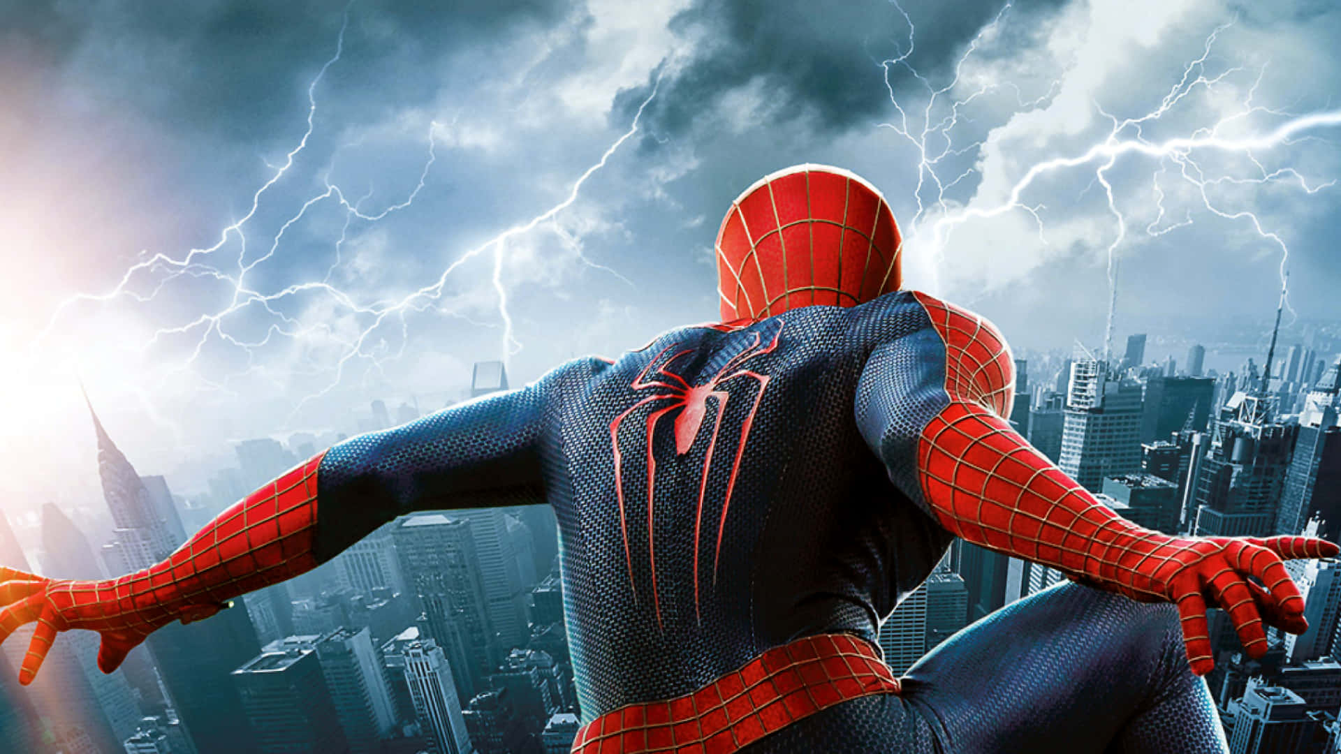 Spider Man 2 桌布 壁紙 — 蜘蛛人跳過暴風雨的城市景觀，閃電在戲劇性的天空中劈啪作響。