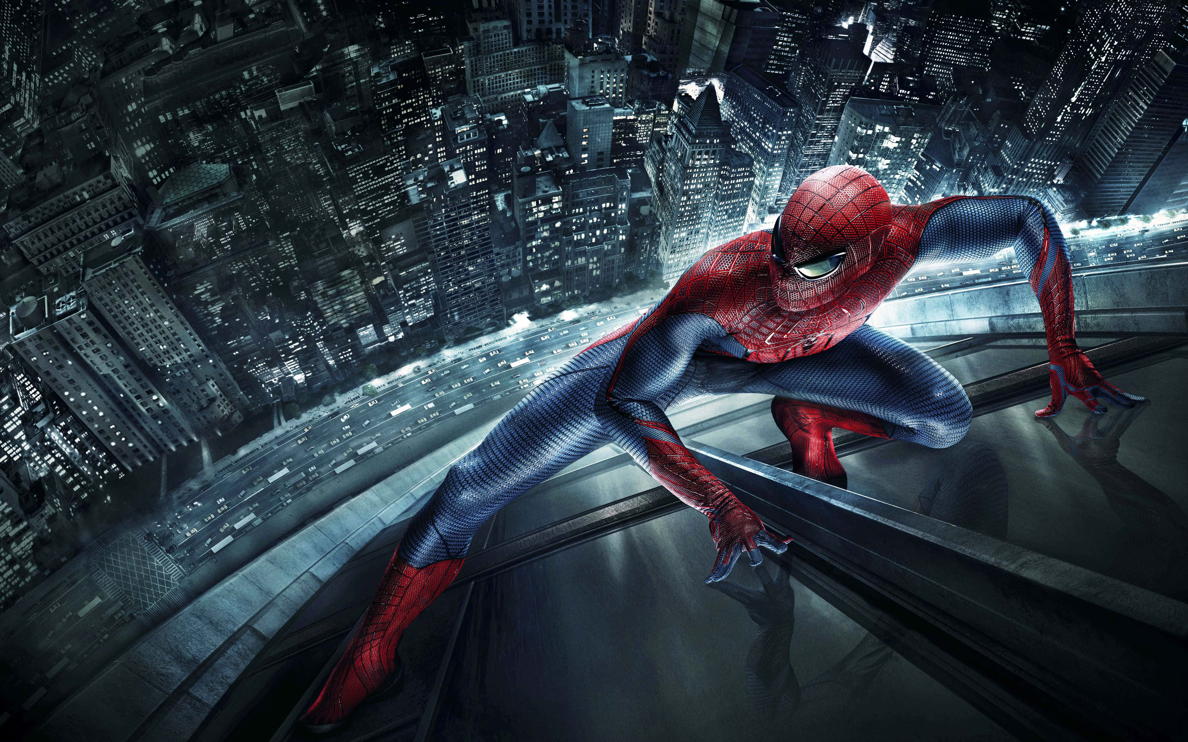 Ultimate Spider-man 桌布 壁紙 — 蜘蛛人蹲在屋頂上，俯瞰著夜晚被無數發光窗戶照亮的廣闊城市景觀。