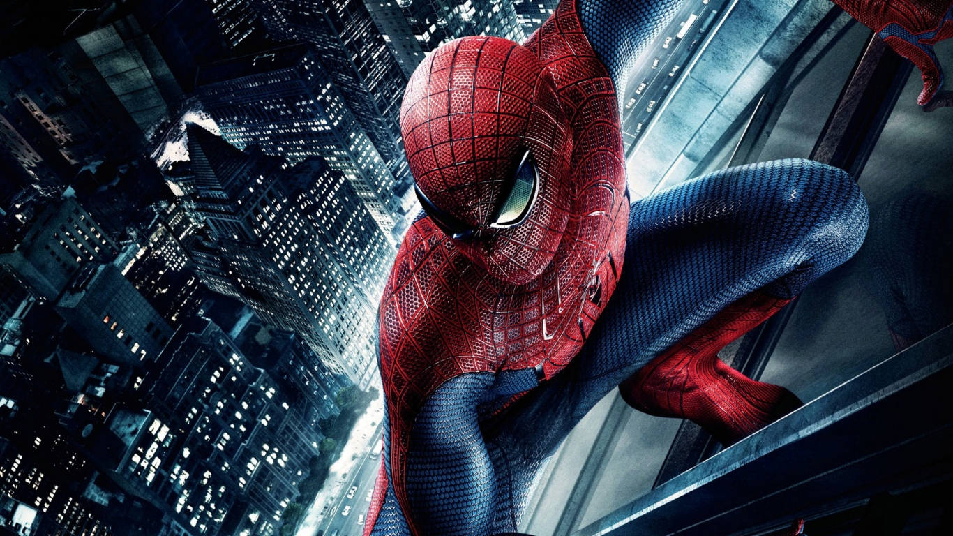 Spiderman 1366x768 桌布 壁紙 — 蜘蛛人蹲在摩天大樓的邊緣，俯瞰夜晚燈火通明的廣闊城市景觀。
