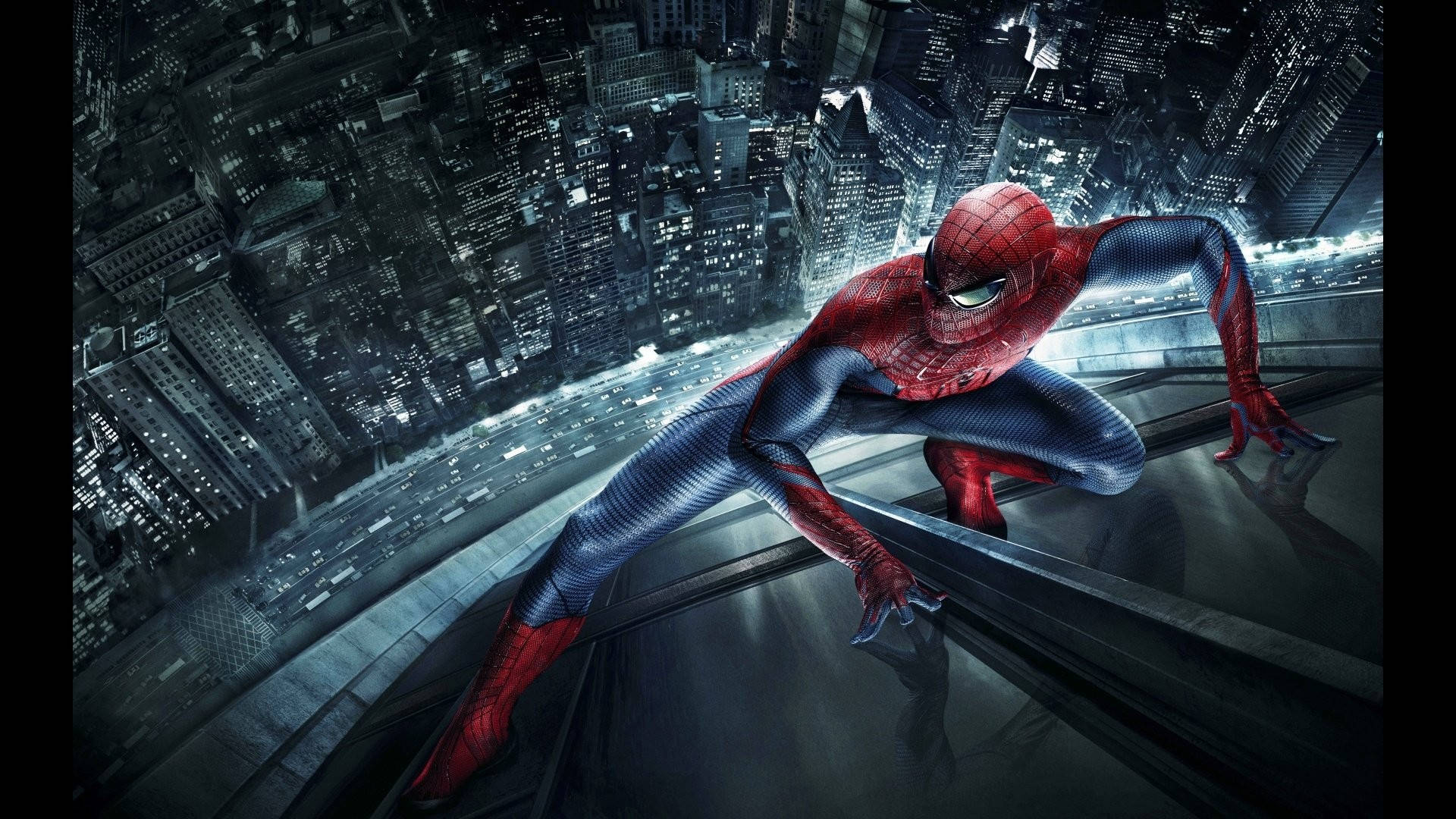 Spider Man 桌布 壁紙 — 蜘蛛人蹲在摩天大樓邊緣，俯瞰夜晚霓虹燈閃爍的廣闊城市景觀。