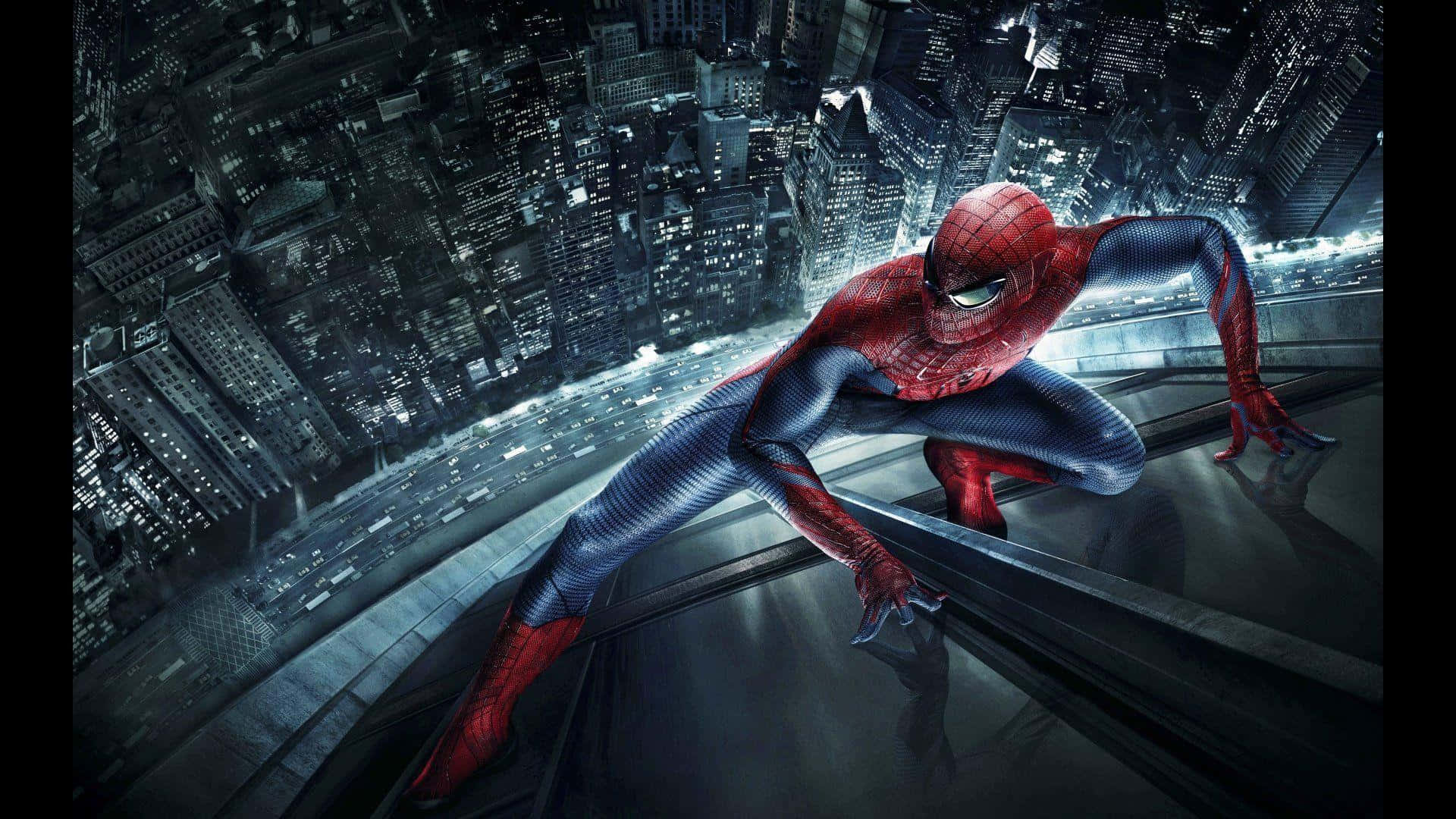 蜘蛛人 桌布 壁紙 — 蜘蛛人蹲在摩天大樓邊緣，俯瞰夜晚燈火輝煌的廣闊城市景觀。
