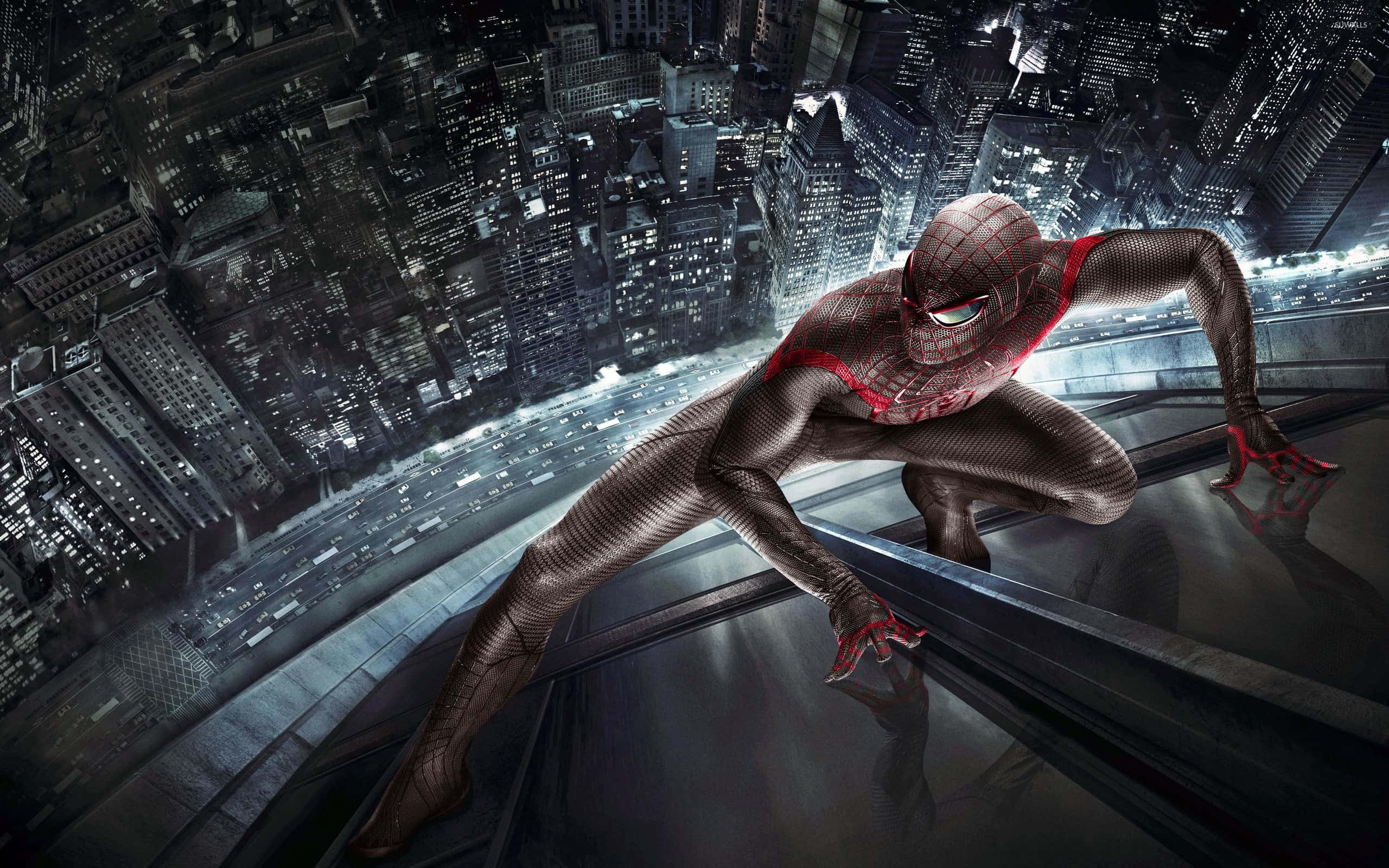 Spiderman Face 桌布 壁紙 — 蜘蛛人蹲在摩天大樓邊緣，俯瞰夜晚霓虹燈閃爍的廣闊城市景觀。