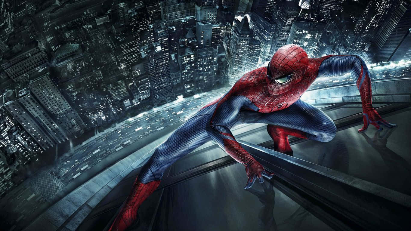 Best Spider Man 桌布 壁紙 — 蜘蛛人蹲在摩天大樓邊緣，俯瞰夜晚被無數窗戶照亮的廣闊城市景觀。