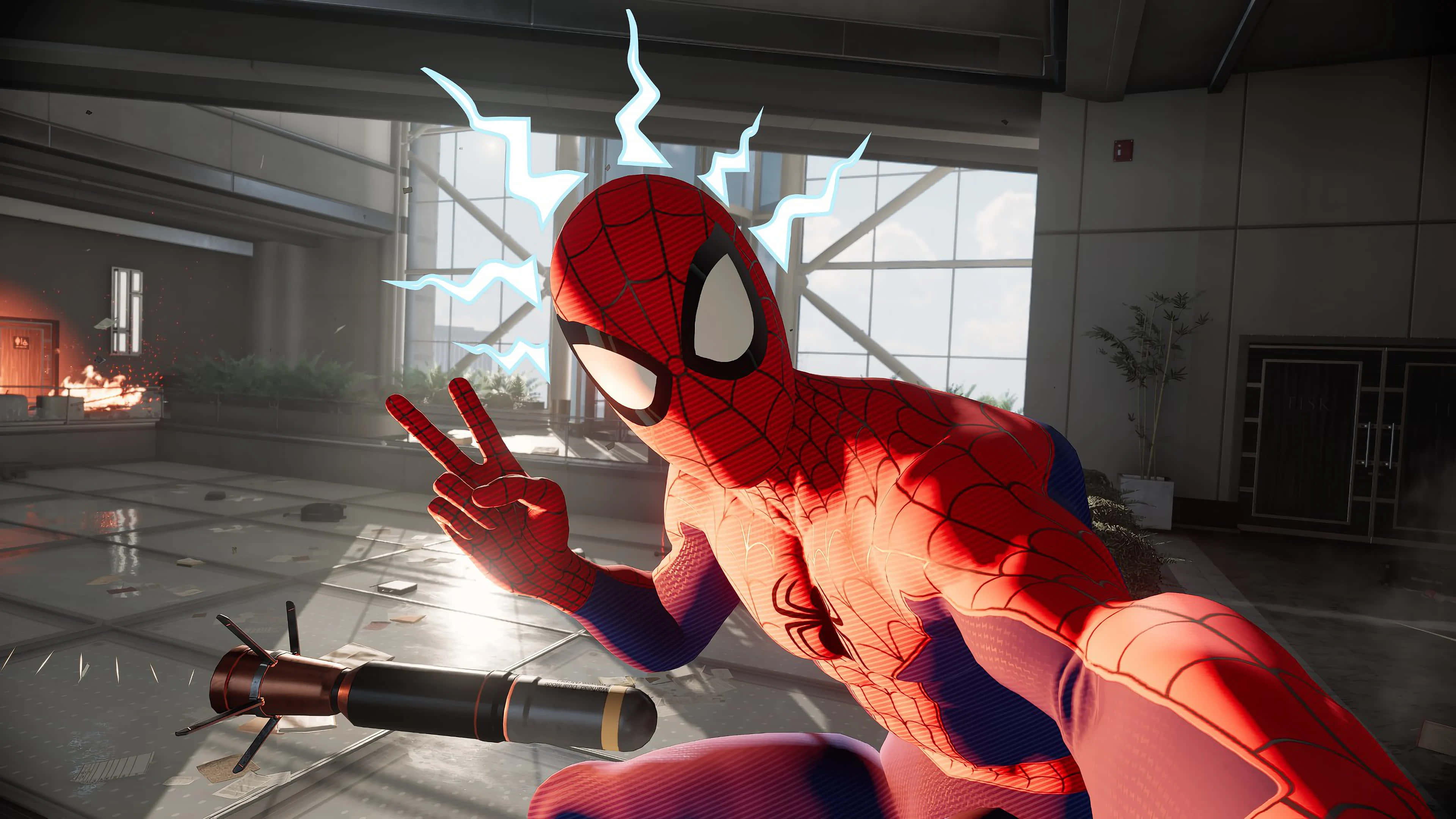 Spider-man Spider Sense 桌布 壁紙 — 蜘蛛人蹲在現代建築中，做出和平手勢，閃電在他頭頂劈啪作響。
