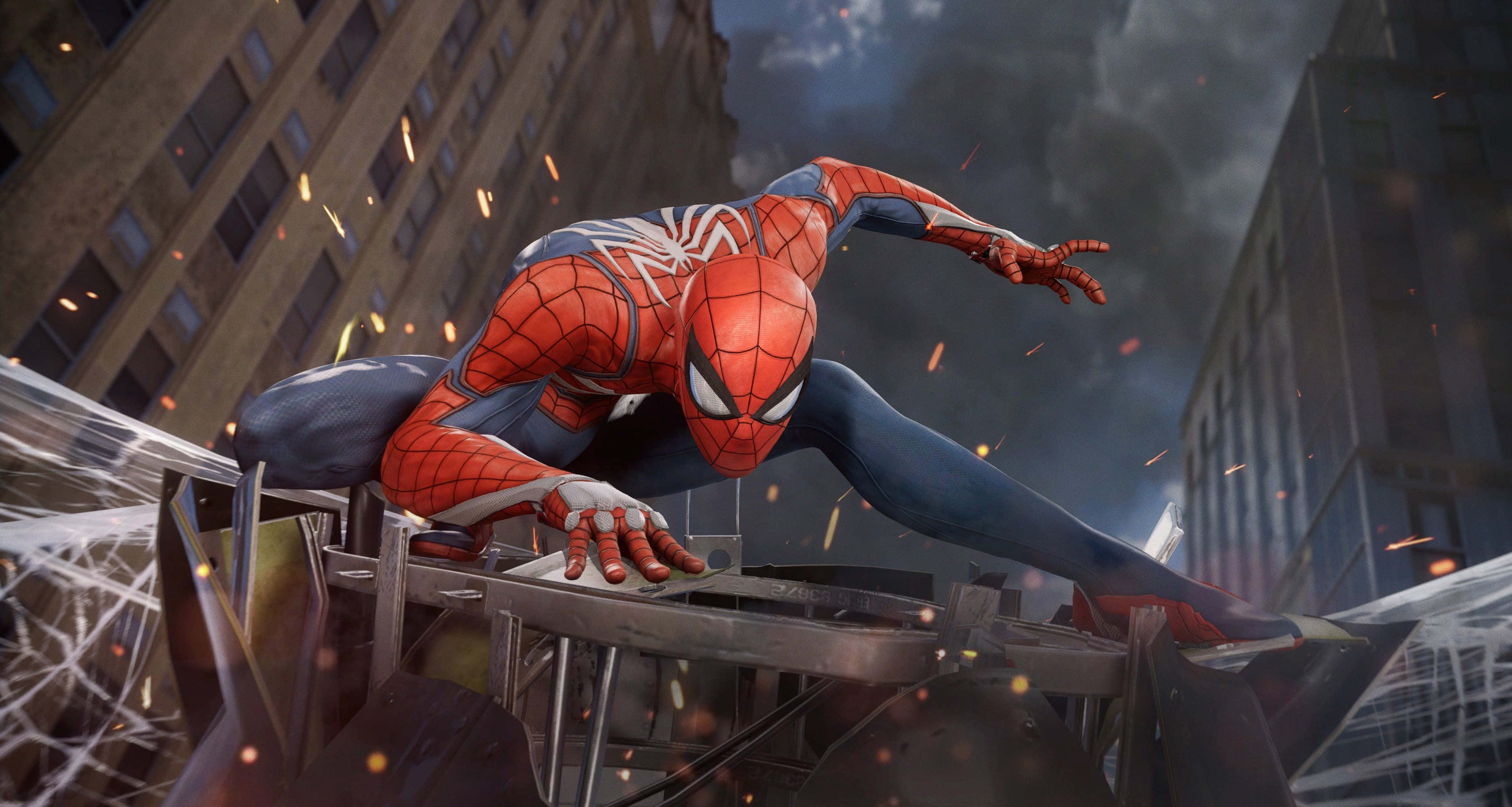 Best Spider Man 桌布 壁紙 — 蜘蛛人蹲在破爛的屋頂上，周圍有火花和蜘蛛網落下，背景是暴風雨的城市。