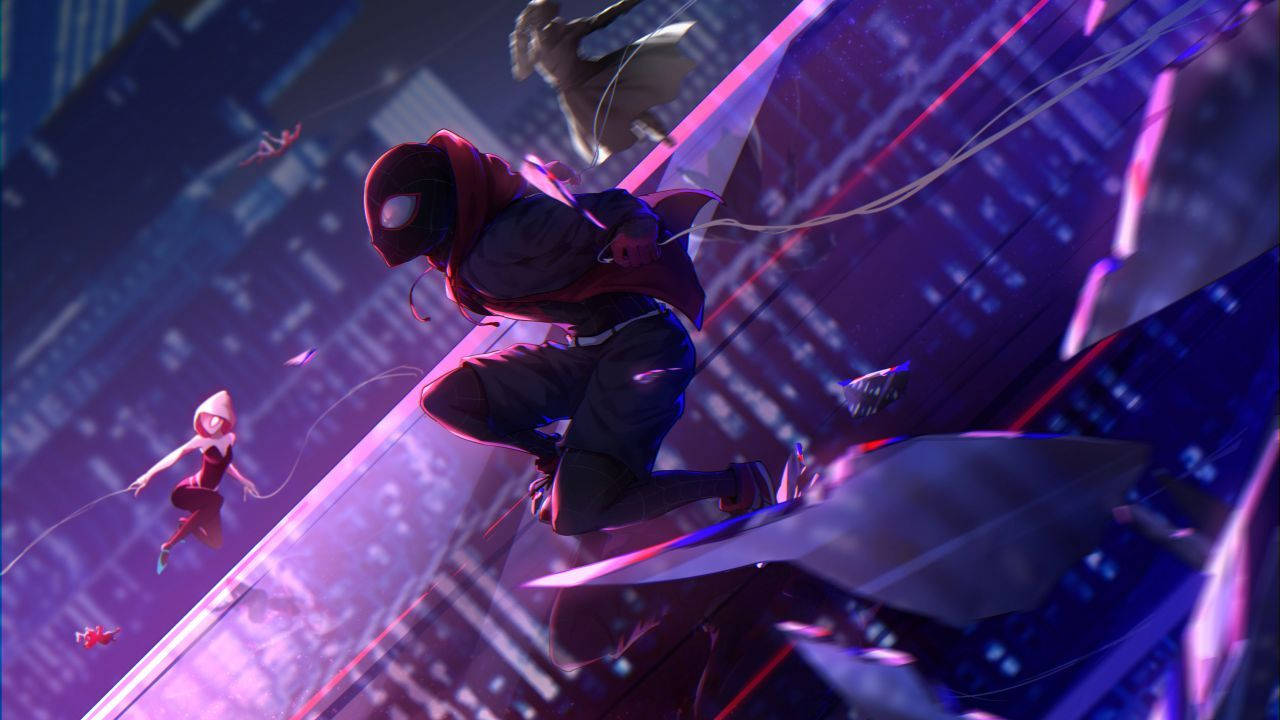 Into The Spider Verse 桌布 壁紙 — 蜘蛛英雄在夜晚穿梭於充滿霓虹燈光的未來城市景觀中，散發著紫色和粉紅色的光芒。