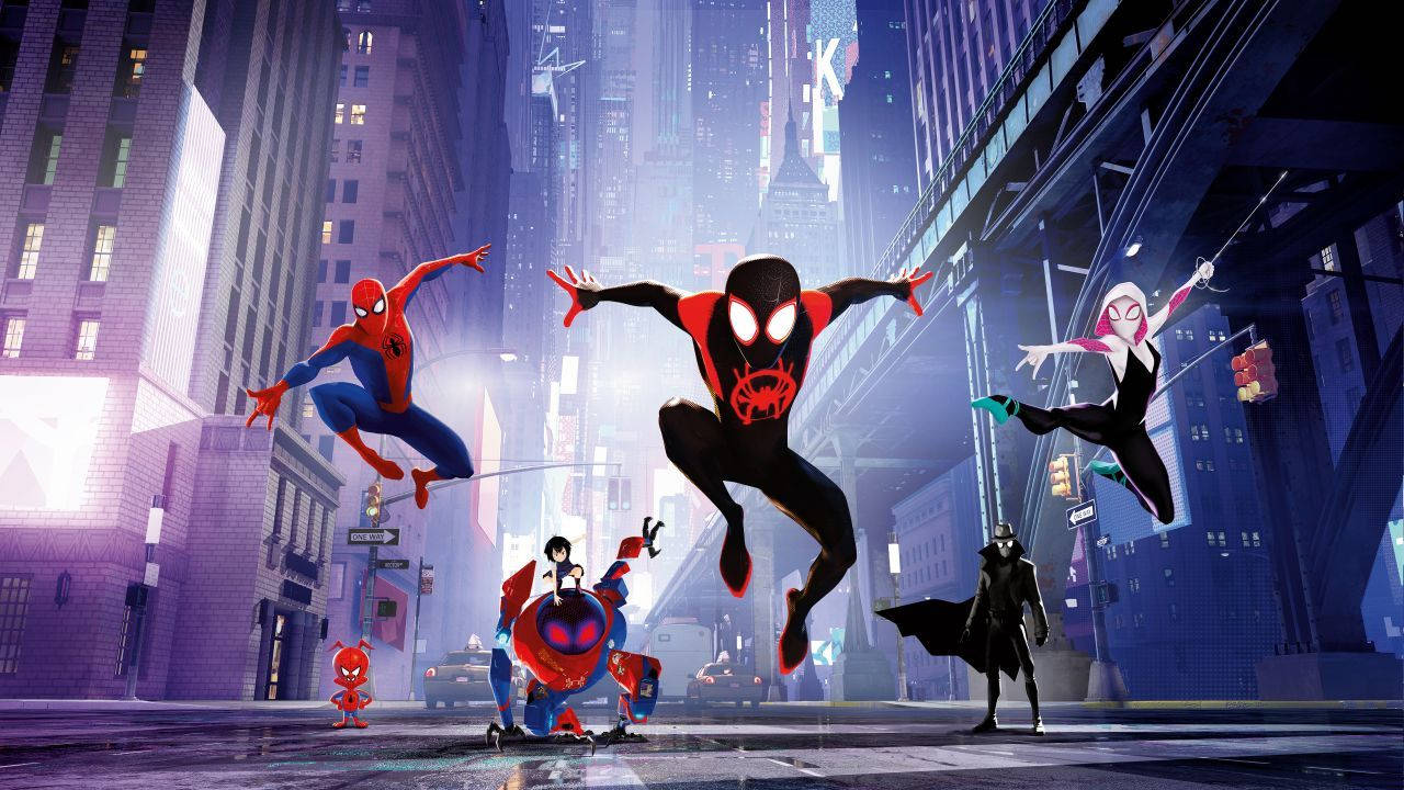 Into The Spider Verse 桌布 壁紙 — 蜘蛛英雄在霓虹燈照亮的城市街道上，以動態姿勢在空中擺盪，背景是高聳的摩天大樓。