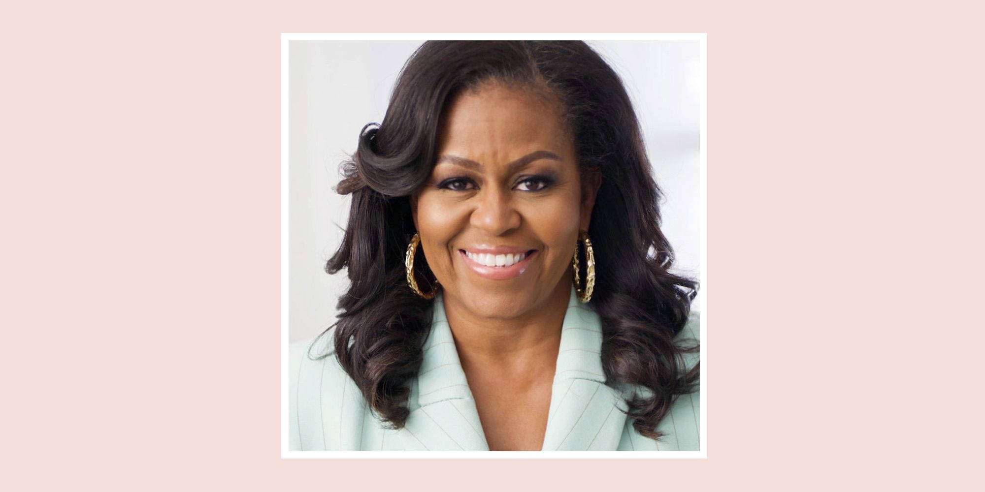 Michelle 桌布 壁紙 — 蜜雪兒·歐巴馬在柔和粉紅色背景前，身穿淺綠色西裝外套，戴著金色圓環耳環，溫暖地微笑。