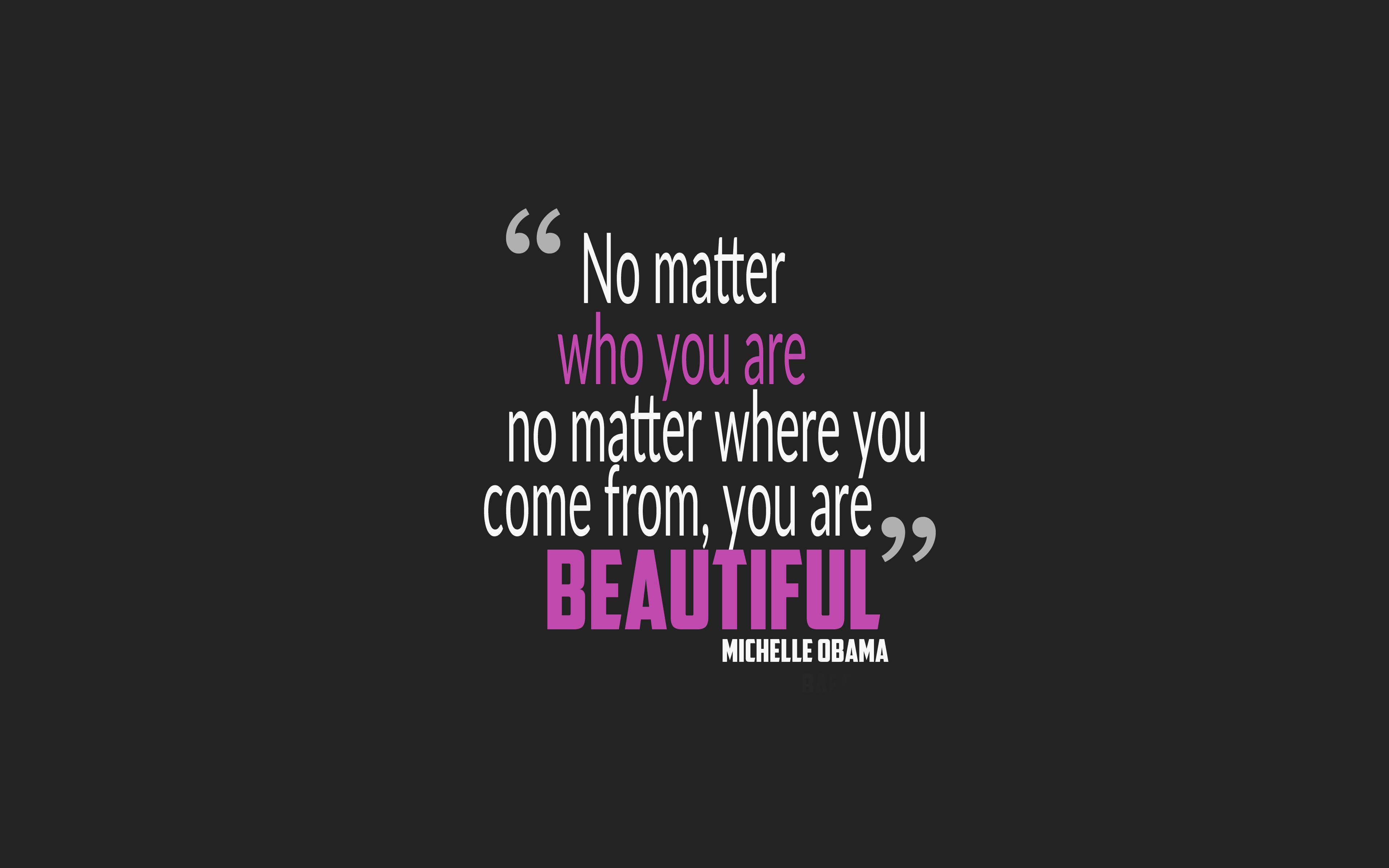 You Are Beautiful 桌布 壁紙 — 蜜雪兒·歐巴馬的勵志名言，以白色和粉紅色文字顯示在深灰色背景上。