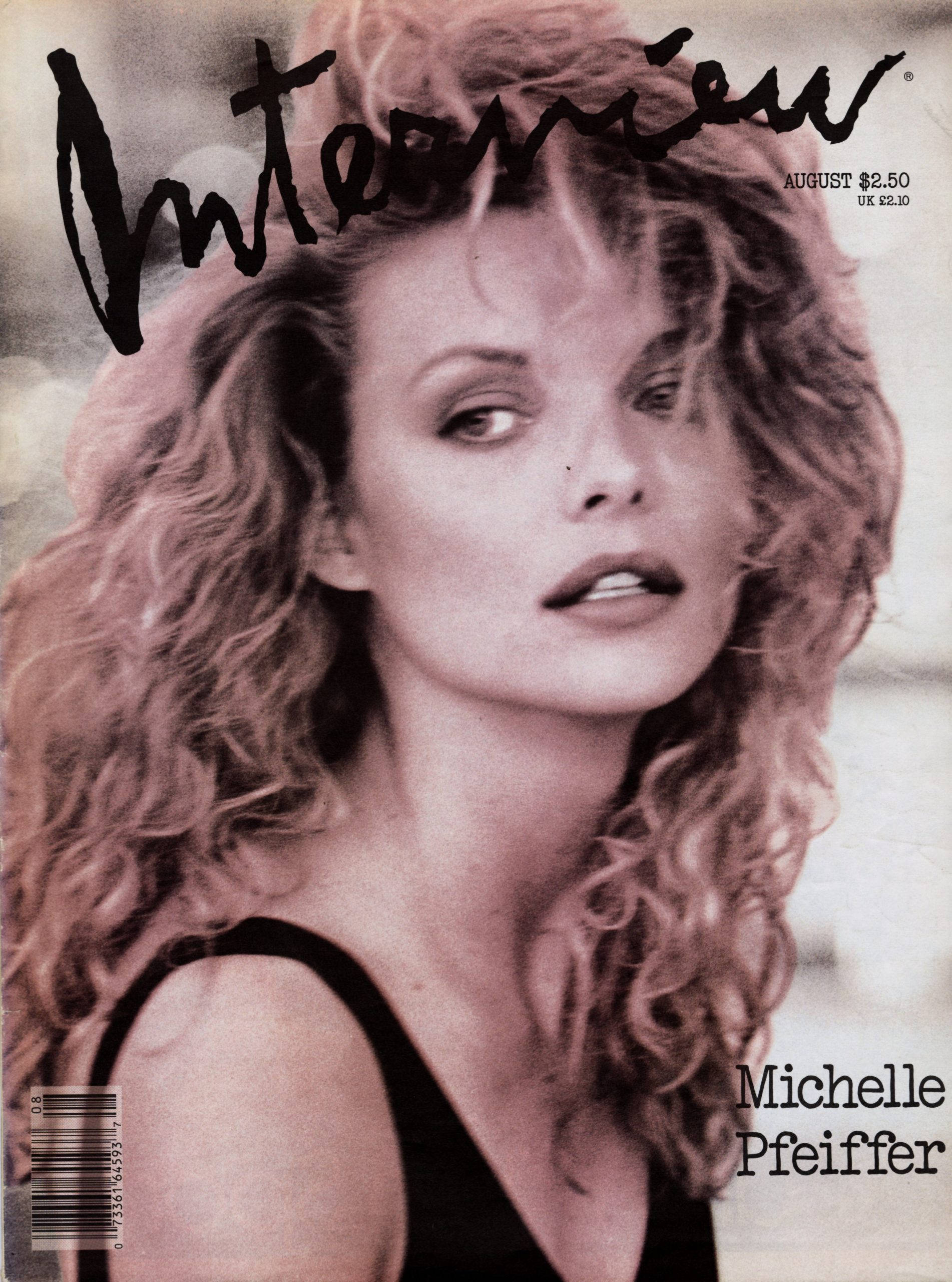 雜誌 桌布 壁紙 — 蜜雪兒菲佛（Michelle Pfeiffer）擁有一頭豐盈捲髮，在復古懷舊的sepia色調雜誌封面上若有所思地凝視。