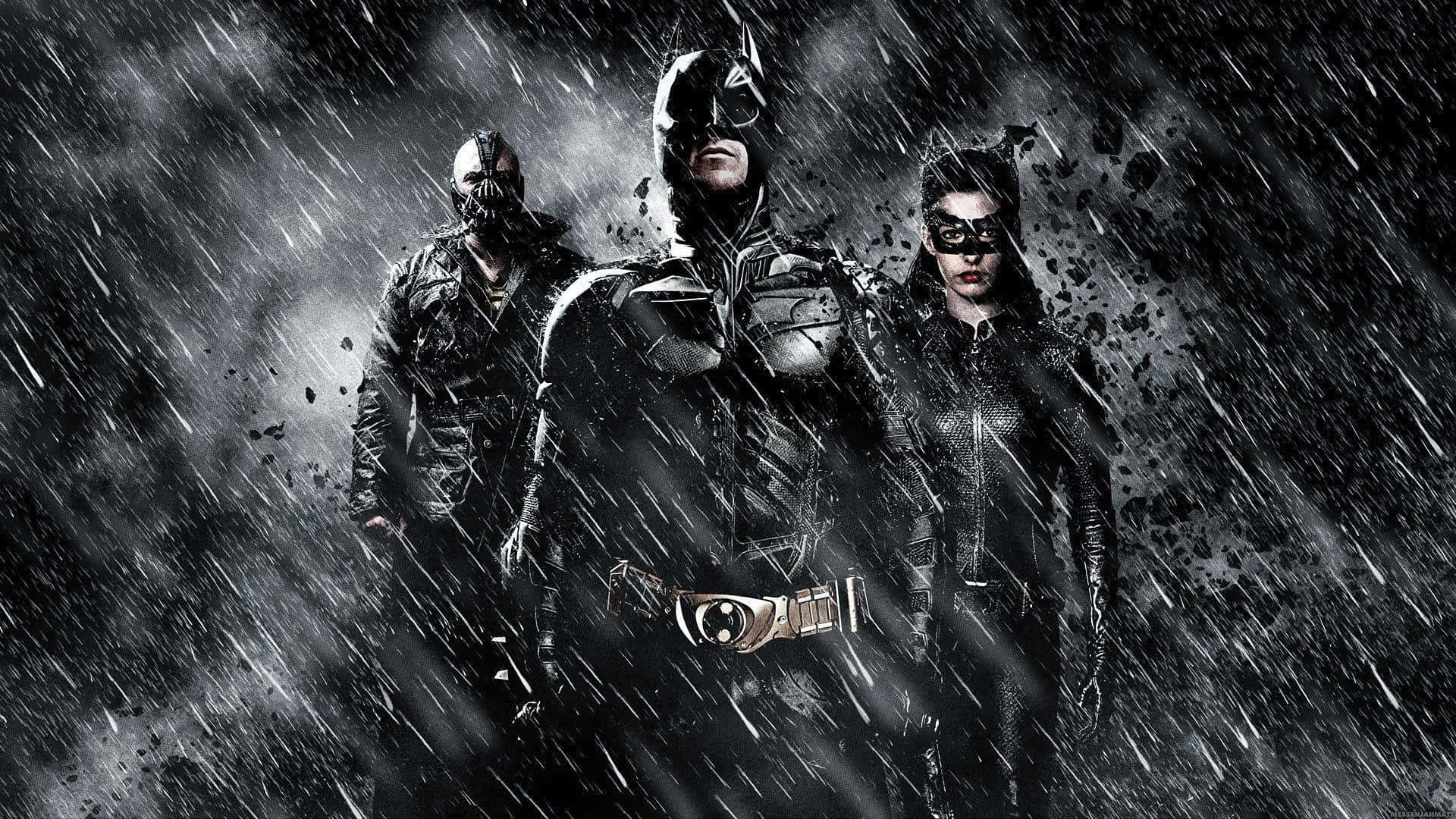 Batman The Dark Knight Returns 桌布 壁紙 — 蝙蝠俠、貓女和班恩在風雨交加的都市戰場上挑釁地站立。