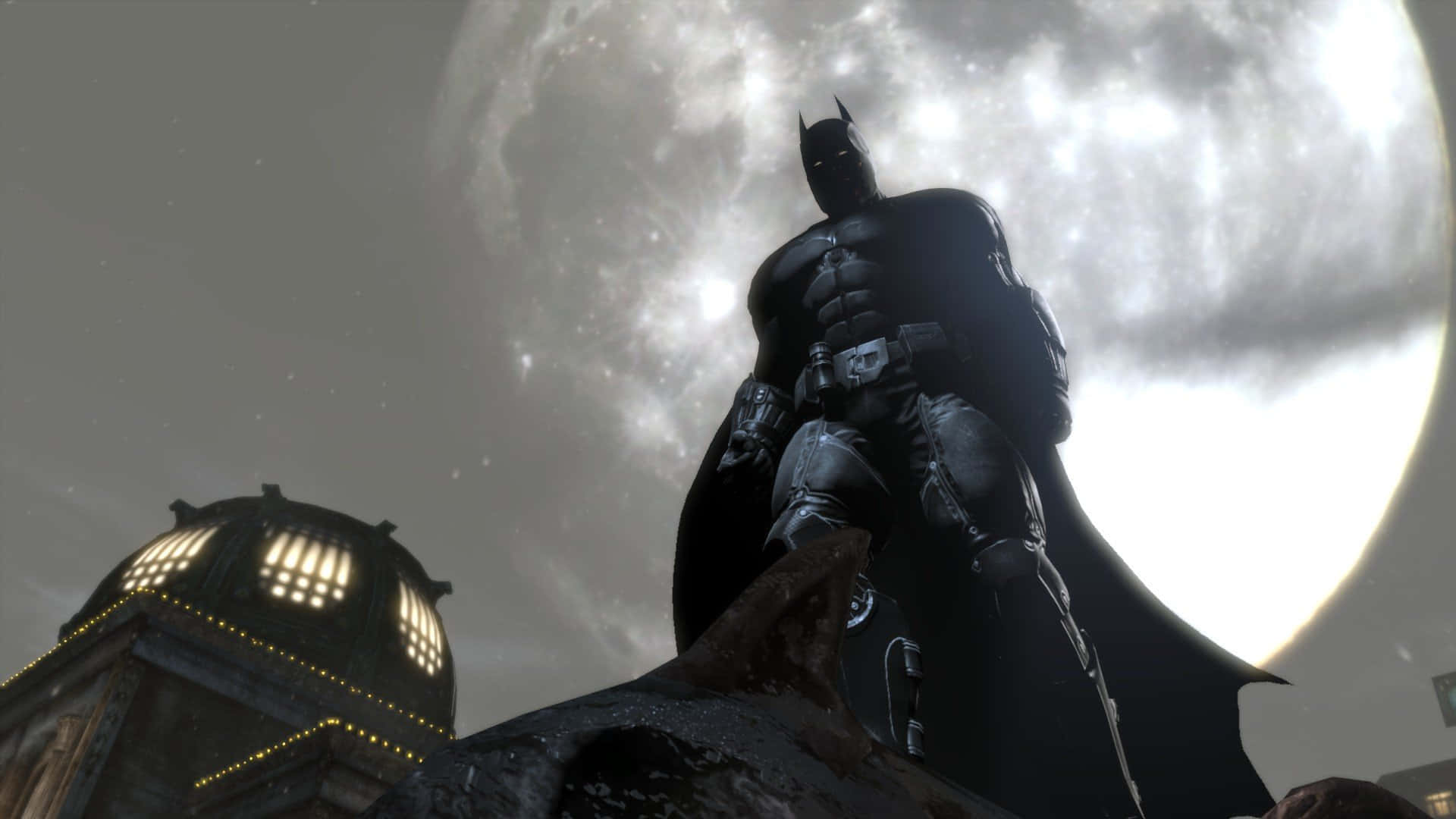 Batman Arkham Origins 桌布 壁紙 — 蝙蝠俠以剪影姿態站在一個發光的巨大月亮前，月亮下方有一座圓頂建築，窗戶亮著燈。