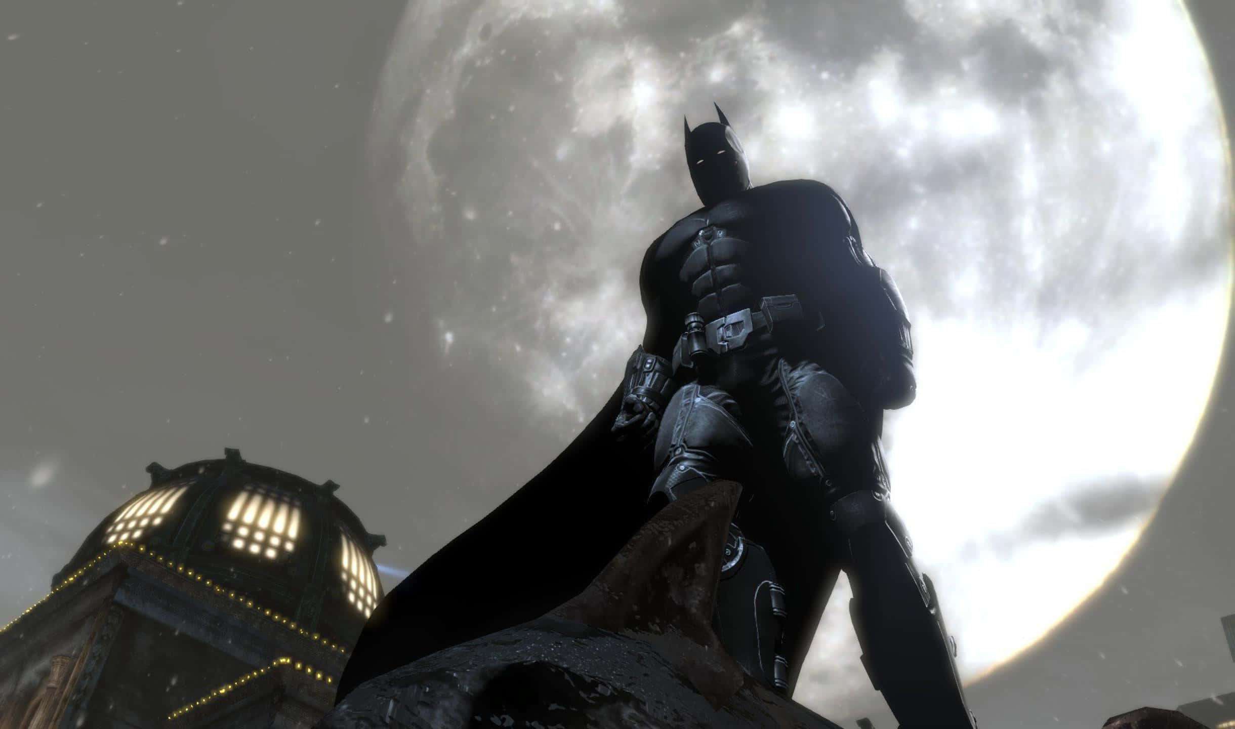 2440x1440 Batman Arkham City 桌布 壁紙 — 蝙蝠俠以剪影姿態站在一座有亮窗的哥德式建築上方，背景是巨大的發光月亮。