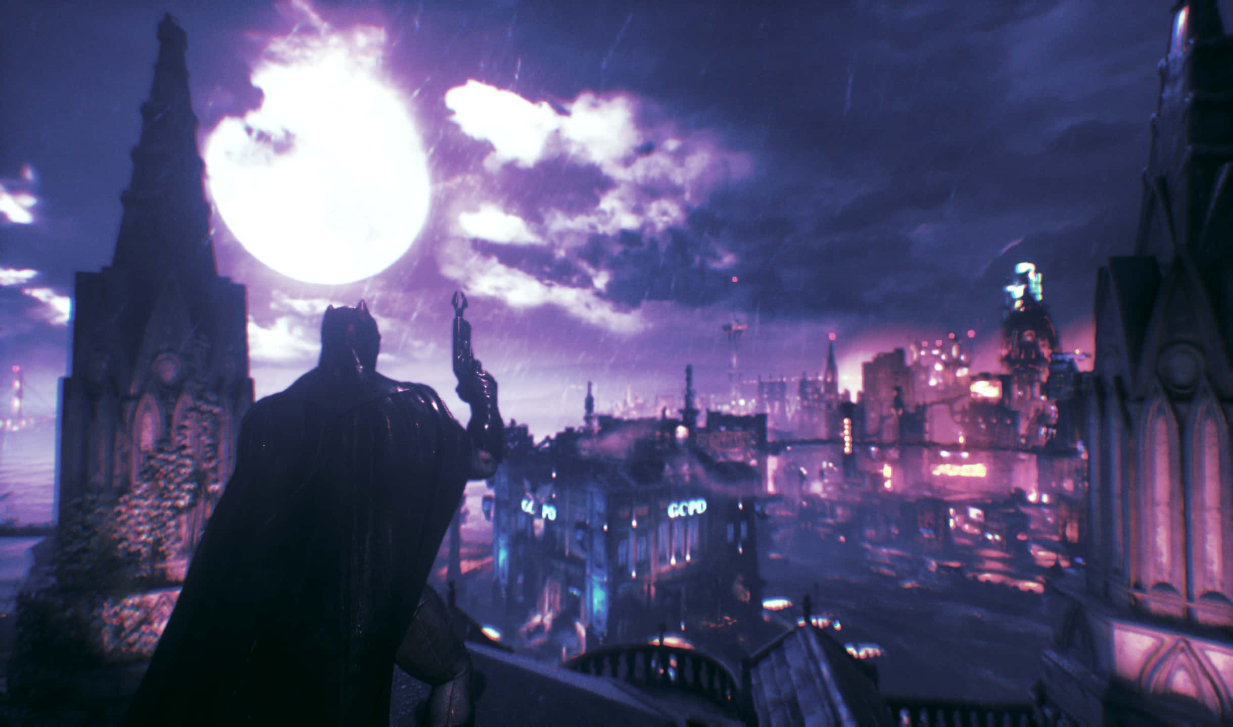 2440x1440 Batman Arkham City 桌布 壁紙 — 蝙蝠俠以剪影姿態站在哥德式屋頂上，俯瞰著霓虹燈閃爍的高譚市，背景是一輪巨大的發光月亮。