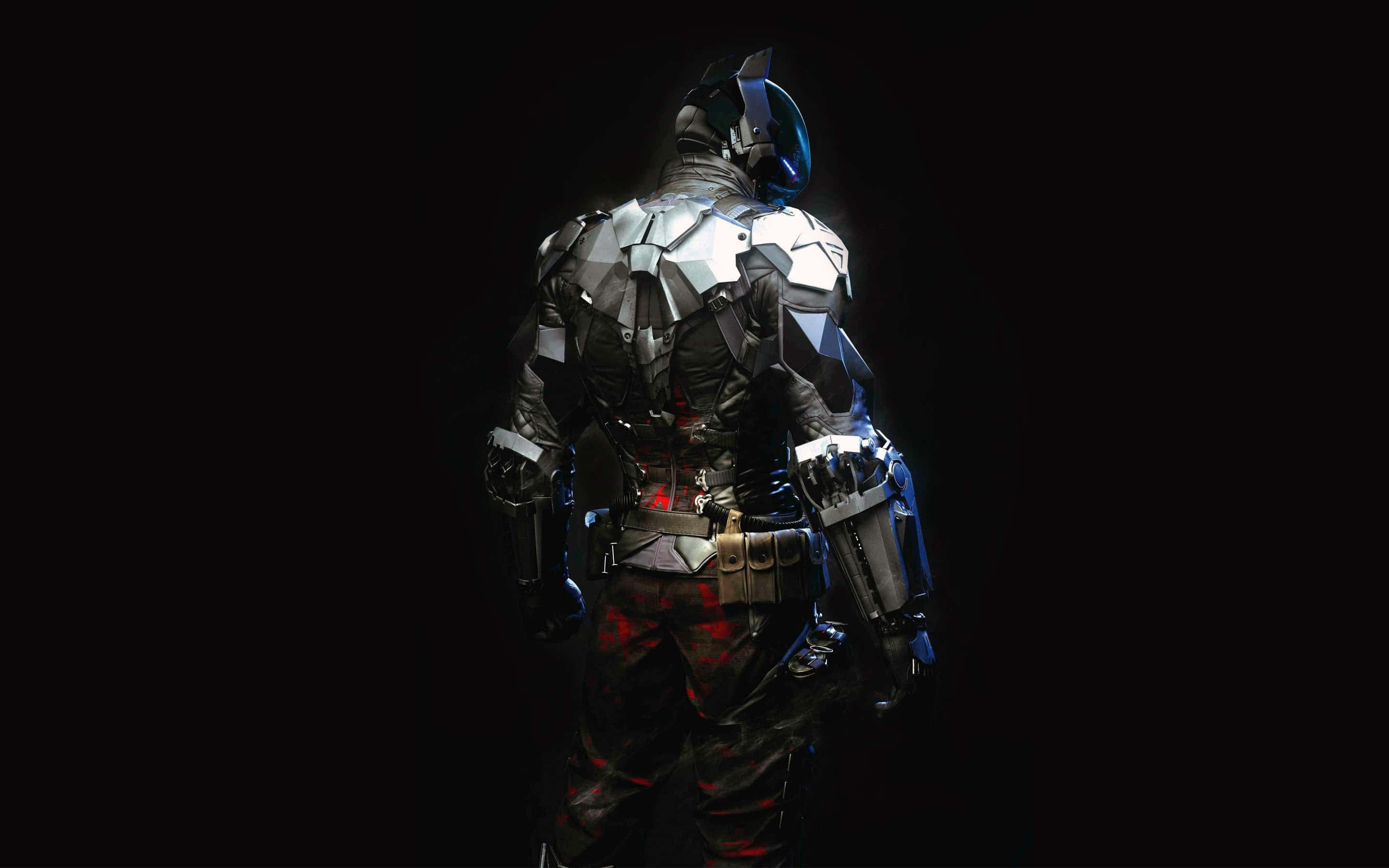 Batman Desktop 桌布 壁紙 — 蝙蝠俠以剪影姿態站在黑色背景前，金屬盔甲在戲劇性燈光下閃耀。