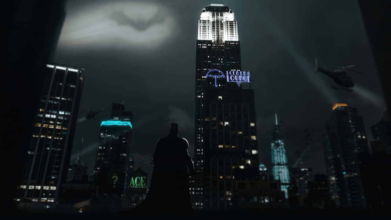 720p Empire State Building 桌布 壁紙 — 蝙蝠俠以剪影姿態站立，背景是黑暗的高譚市天際線，有霓虹燈牌和直升機在暴風雲下飛行。