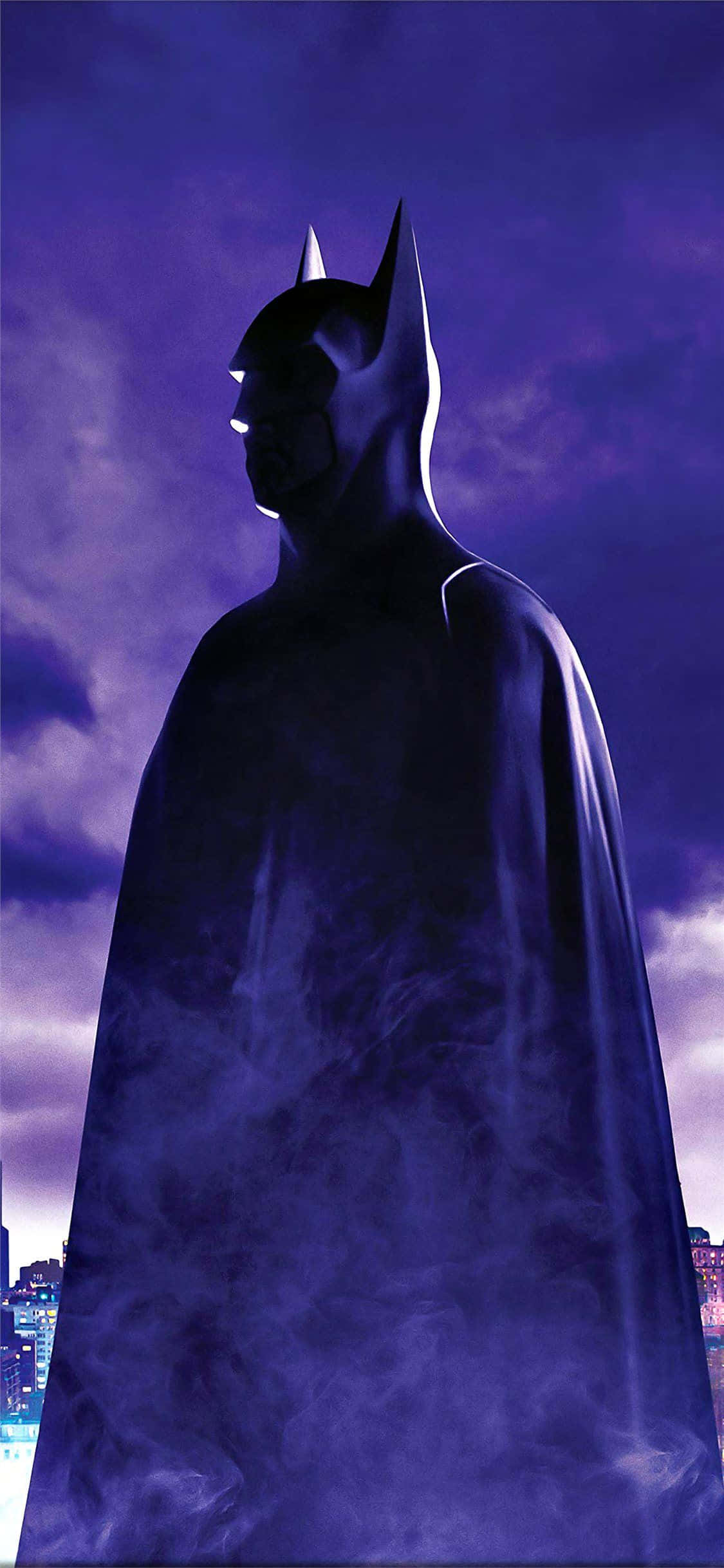 Batman Aesthetic 桌布 壁紙 — 蝙蝠俠以剪影姿態聳立，背景是戲劇性的紫色暮色天空，下方城市燈光閃爍。