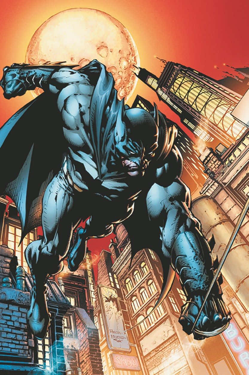 Batman The New 52 桌布 壁紙 — 蝙蝠俠以動感漫畫姿勢，在熾熱橙色城市景觀中翱翔，背後懸掛著一輪巨大的發光月亮。