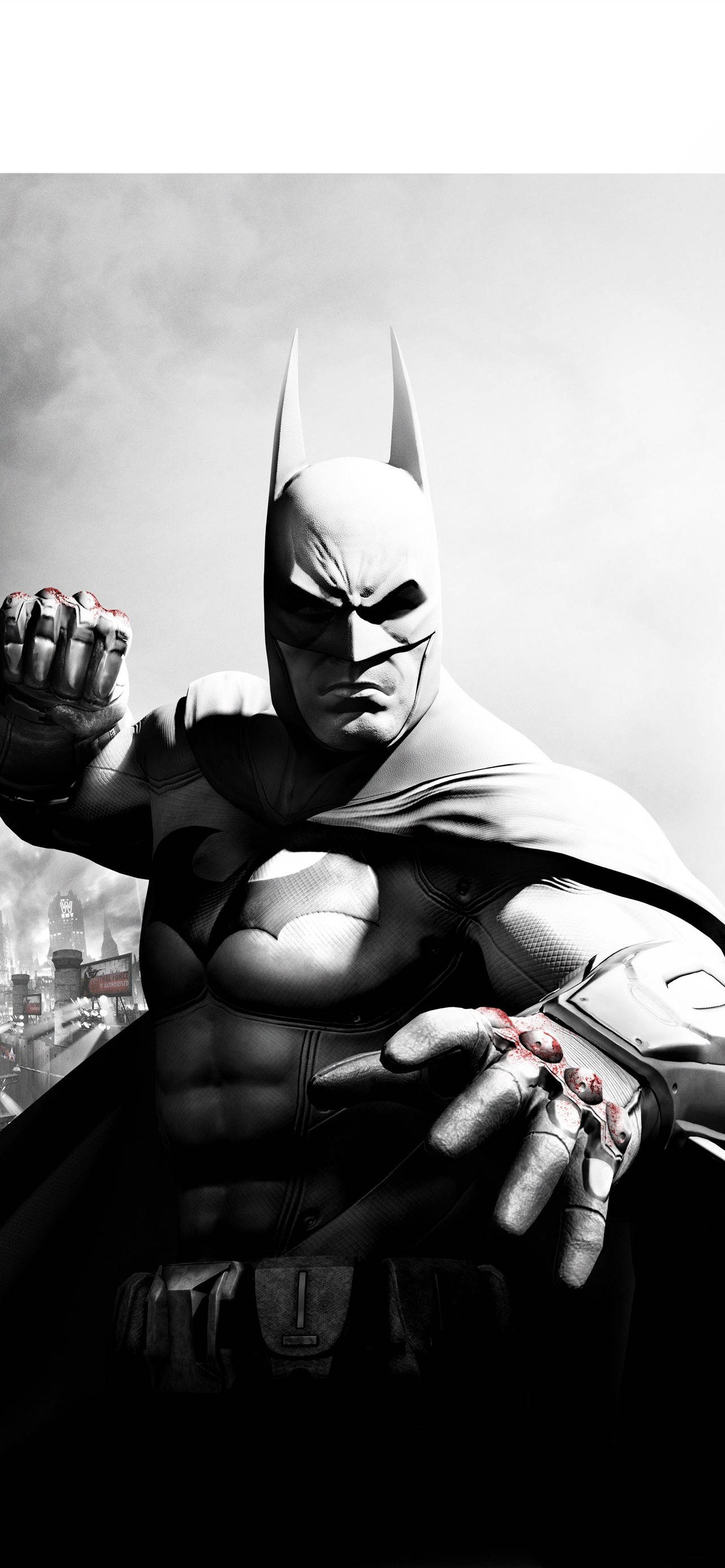 Arkham 桌布 壁紙 — 蝙蝠俠以單色粗獷姿態站立，拳頭緊握，背景是煙霧瀰漫的城市天際線。