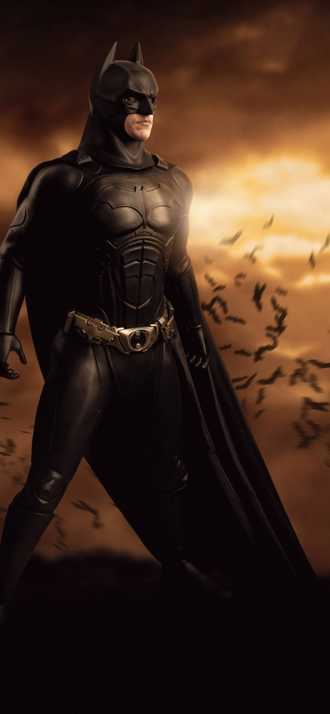 Arkham 桌布 壁紙 — 蝙蝠俠以戲劇性的姿勢站在火熱的橙色天空前，蝙蝠在他周圍盤旋。