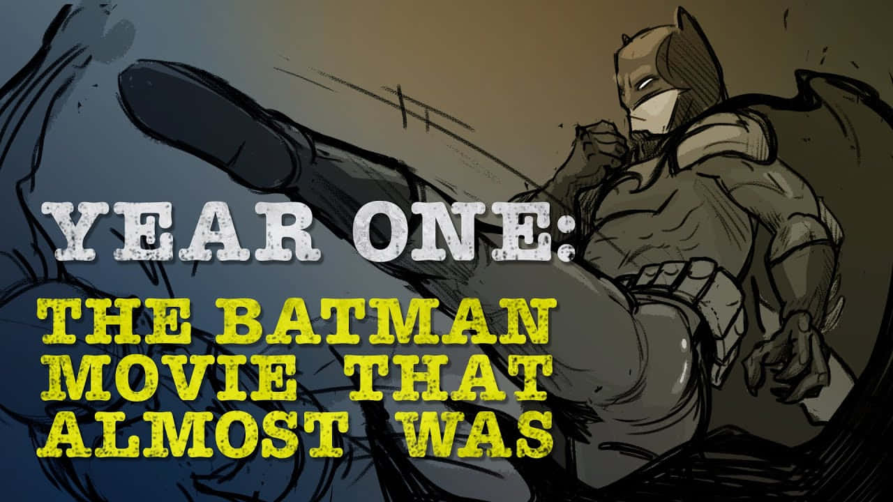 Batman Year One 桌布 壁紙 — 蝙蝠俠以粗獷漫畫藝術風格，在深色紋理背景上施展強力踢擊，並帶有粗體文字覆蓋。