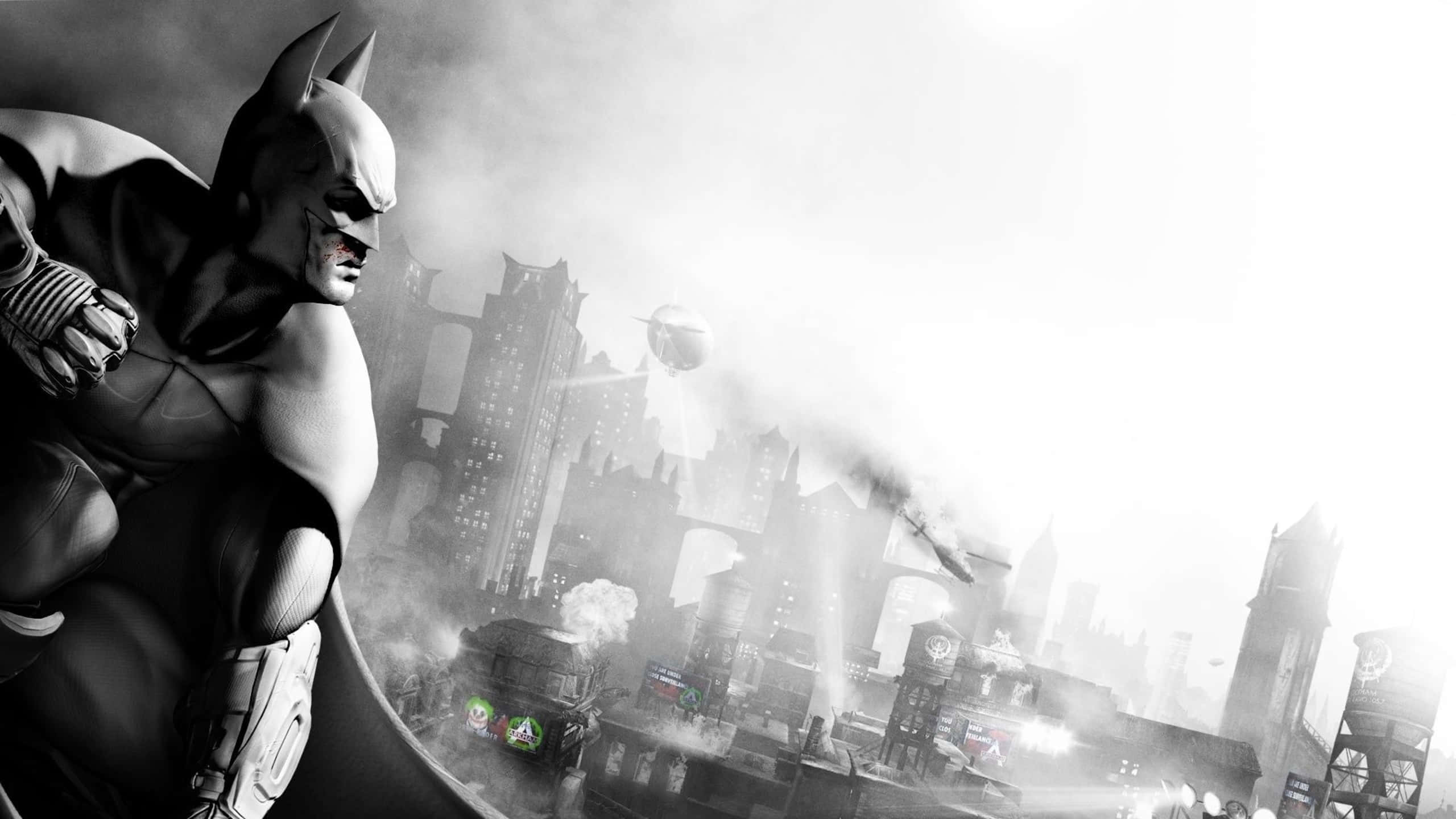 1440p Batman Arkham City 桌布 壁紙 — 蝙蝠俠以陰影剪影站在煙霧瀰漫的高譚市天際線前，頭頂有飛行車輛。