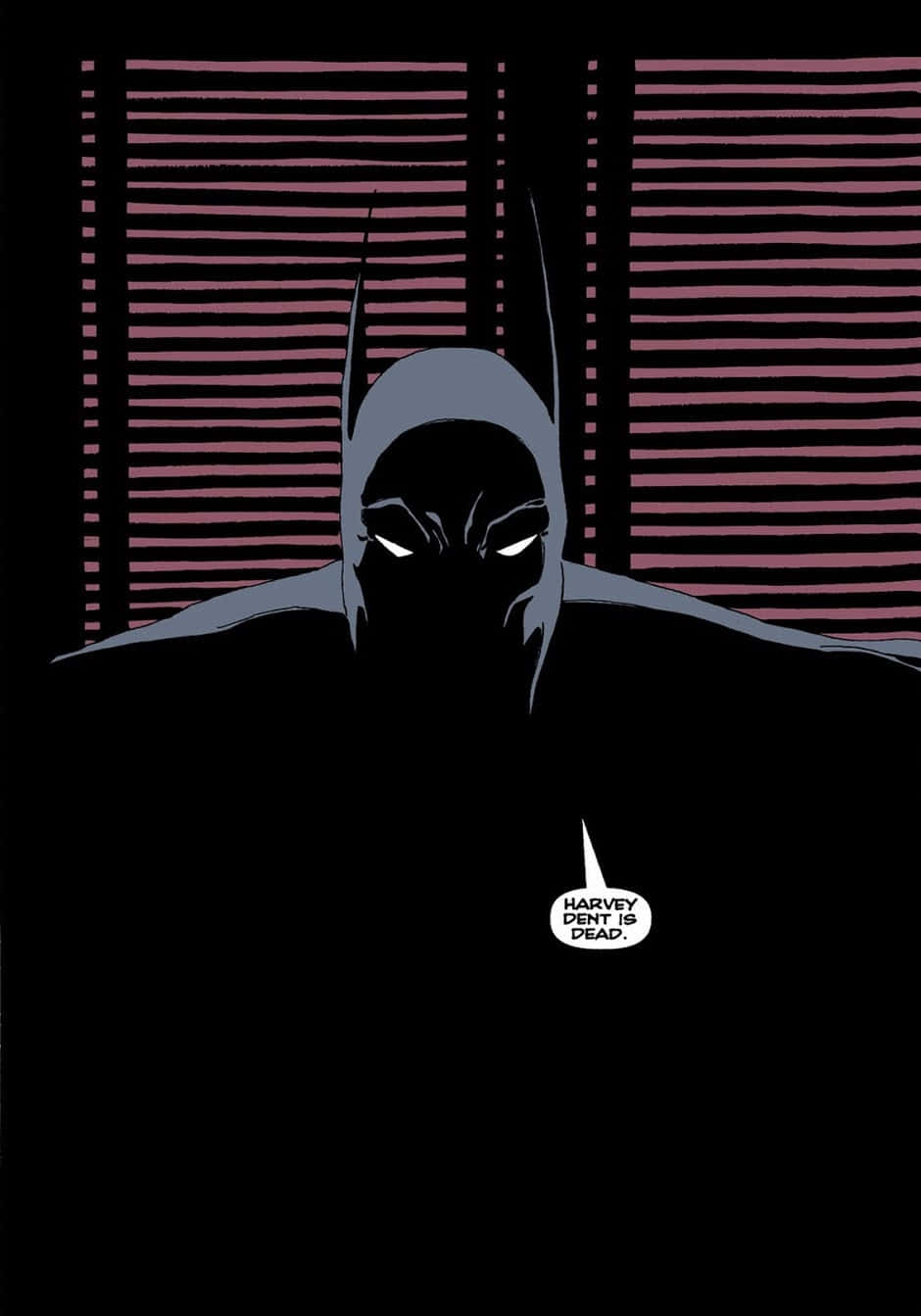 Batman The Long Halloween 桌布 壁紙 — 蝙蝠俠以陰影剪影站在粉紅色百葉窗前面，眼睛發出白光，並有一個對話氣泡宣佈哈維·丹特死了。