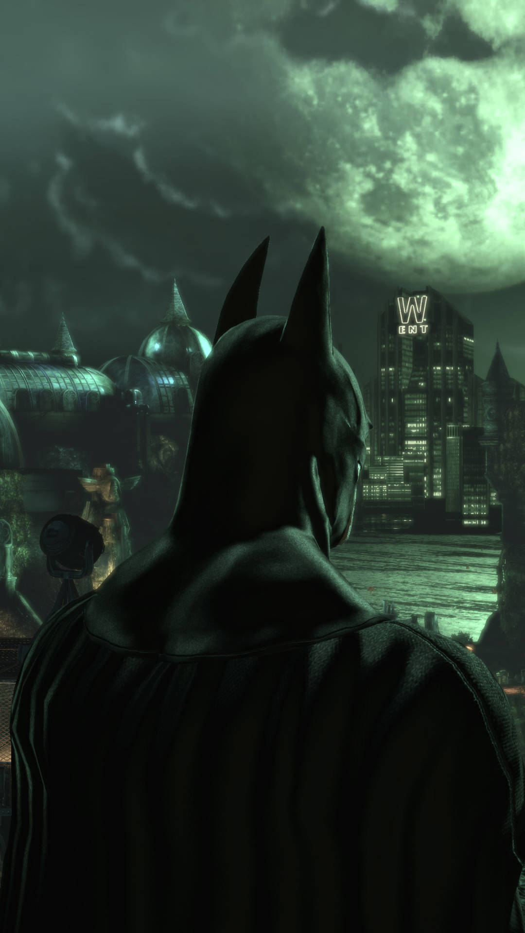 Arkham 桌布 壁紙 — 蝙蝠俠以陰影剪影站立，俯瞰在暴風雨綠月下霓虹燈閃爍的高譚市天際線。