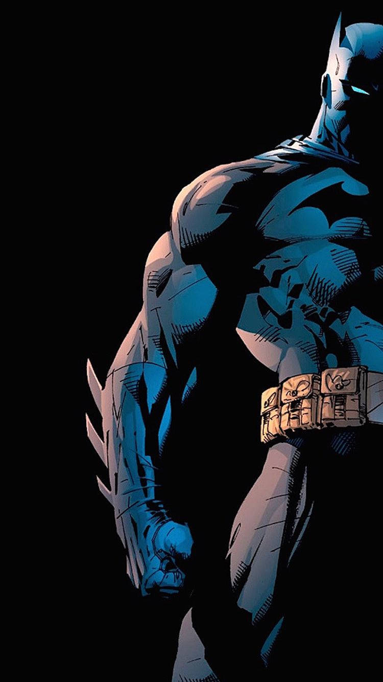The Batman iPhone 桌布 壁紙 — 蝙蝠俠以陰影剪影站立，發光的眼睛和裝甲服，背景為黑色。