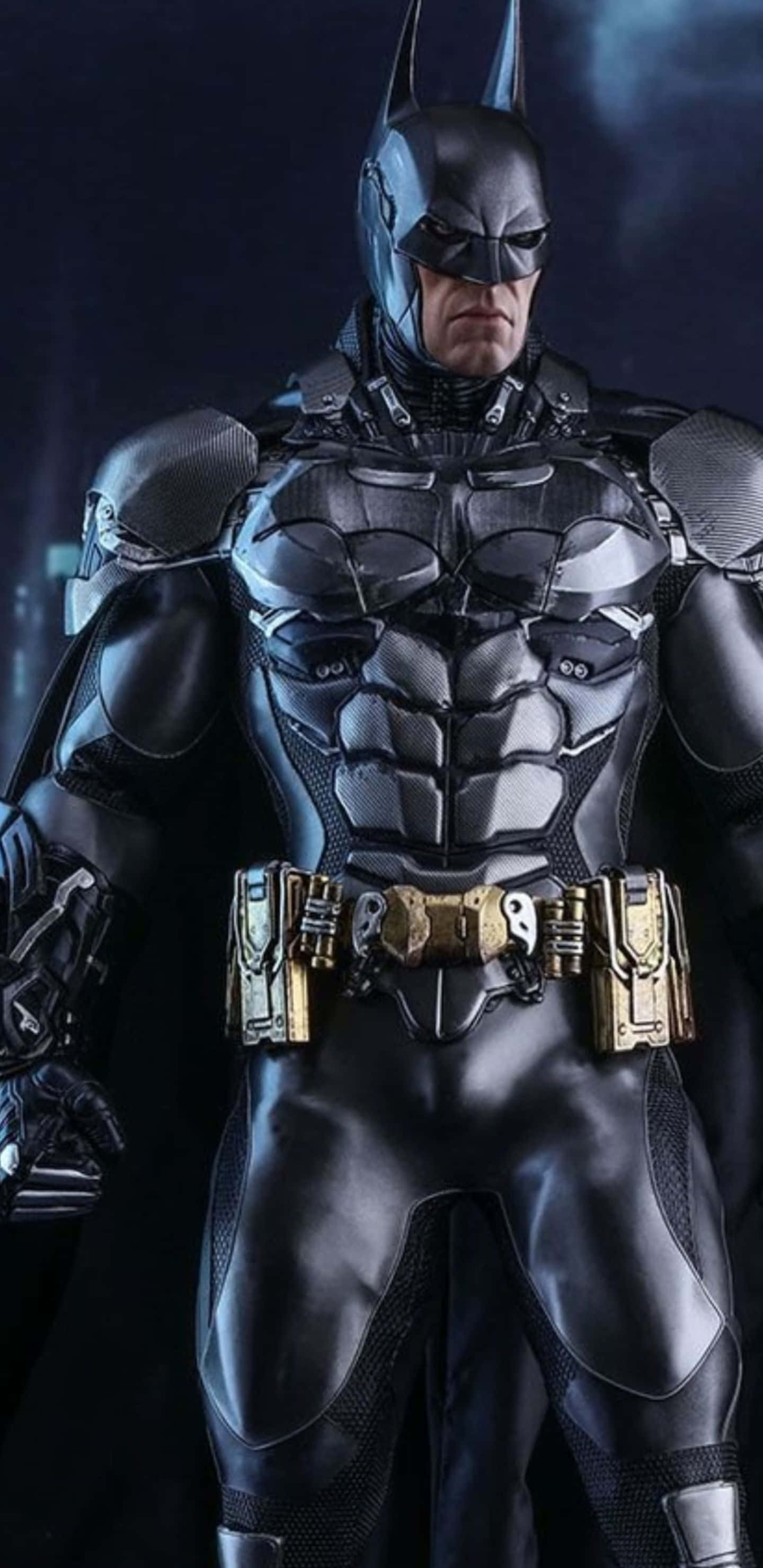Pixel 3xl Batman Arkham City 桌布 壁紙 — 蝙蝠俠以黑暗、陰鬱的姿勢站立，身穿細節豐富的裝甲服，配戴金色多功能腰帶。