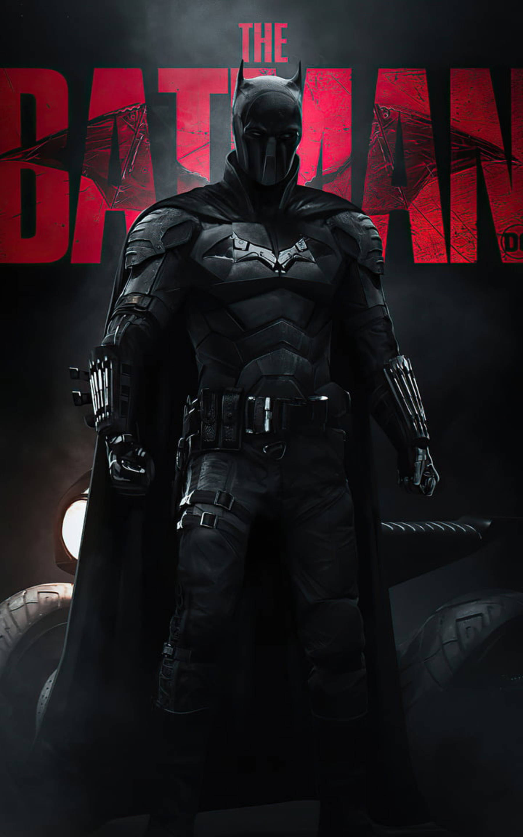 The Batman 桌布 壁紙 — 蝙蝠俠以黑暗粗獷的姿勢站立，身後有紅色標題文字，腳邊有輪胎。