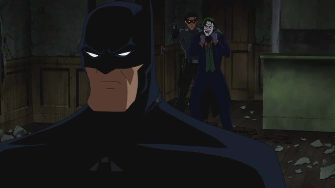 Batman Under The Red Hood 桌布 壁紙 — 蝙蝠俠凝視著，小丑和羅賓站在一個破爛的木房間裡，地上散落著碎片。
