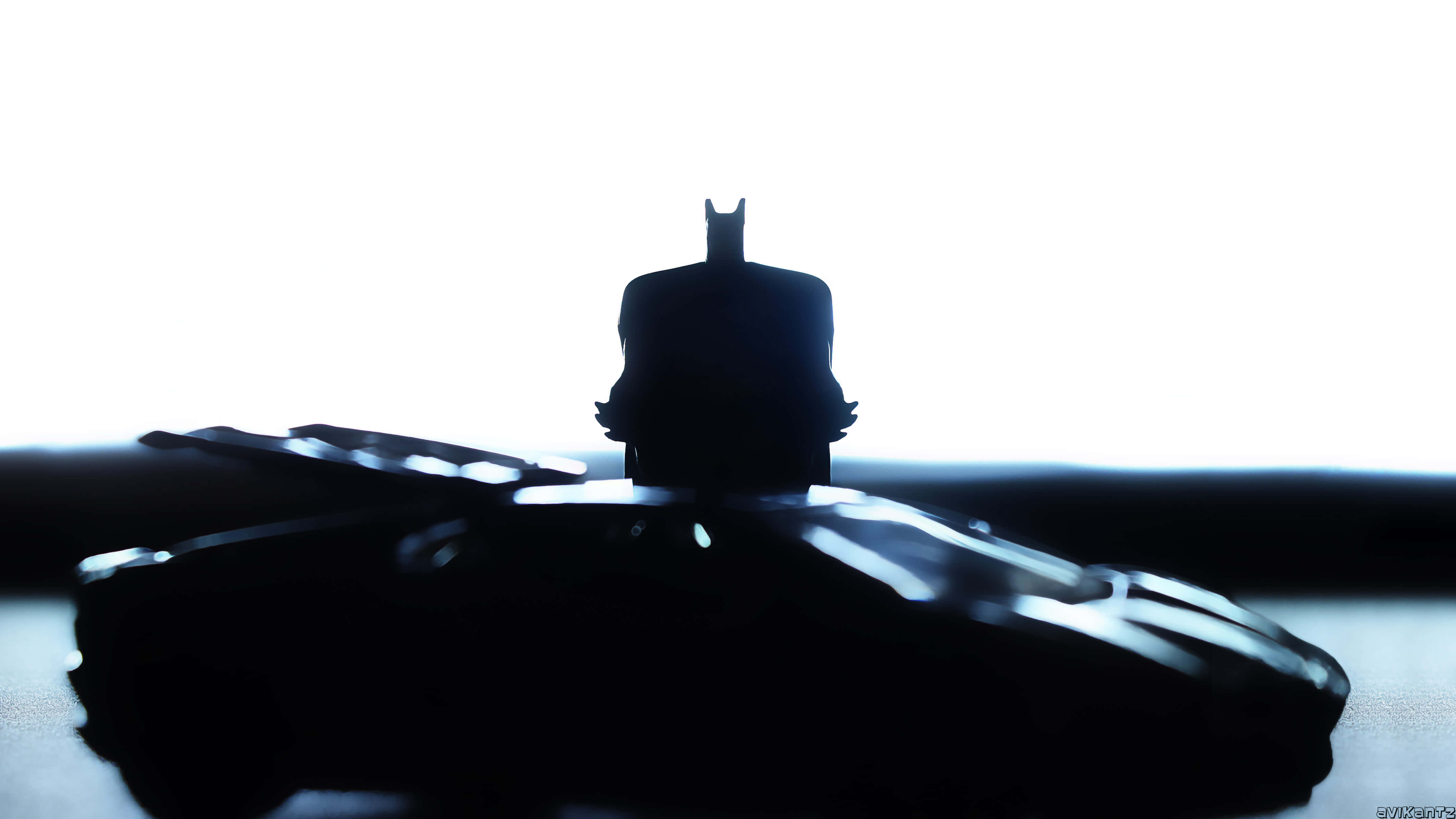 4K Batmobile 桌布 壁紙 — 蝙蝠俠動作人偶的剪影，站在一輛時尚的黑色跑車上，背景為明亮的白色。