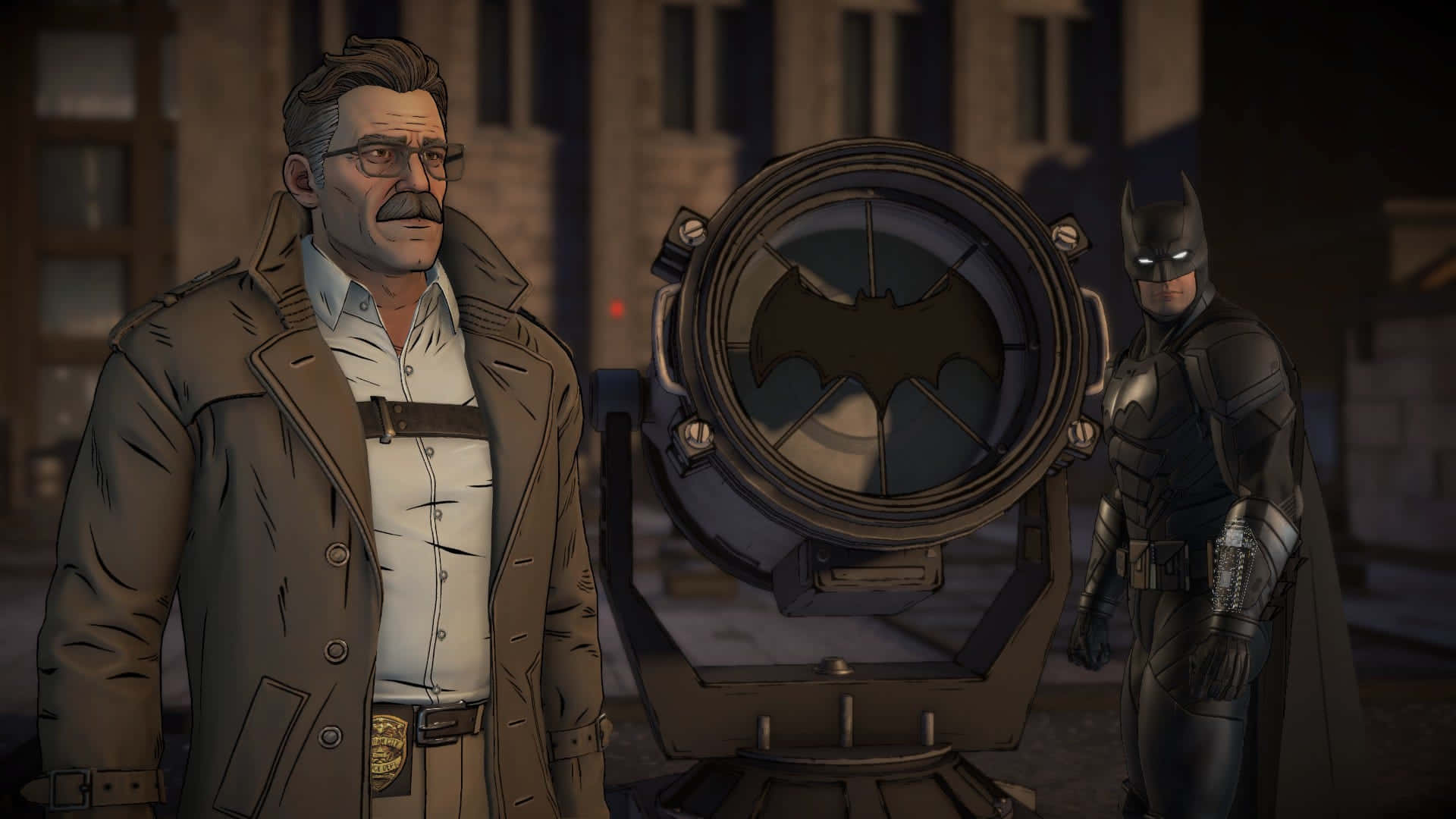 Commissioner Gordon 桌布 壁紙 — 蝙蝠俠和一位留鬍子的偵探站在夜間陰暗的城市小巷中，旁邊是一個大型蝙蝠標誌投影機。