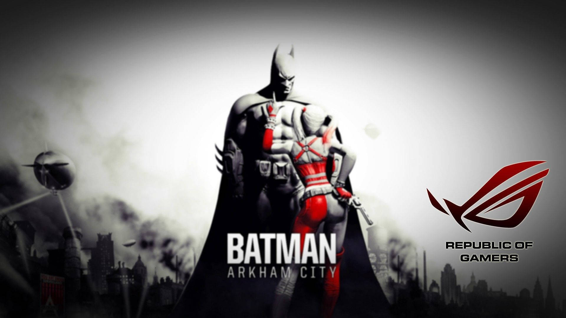玩家共和國 桌布 壁紙 — 蝙蝠俠和小丑女在高譚市煙霧瀰漫的天際線中背靠背站立，一架直升機在頭頂飛過。