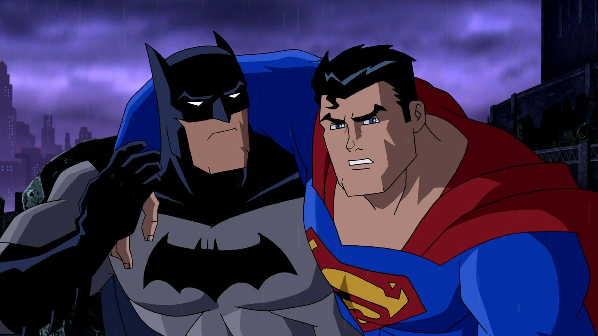Batman Cartoon 桌布 壁紙 — 蝙蝠俠和超人並肩站在暴雨中的高譚市景觀下，天空是暴風雨的紫色。