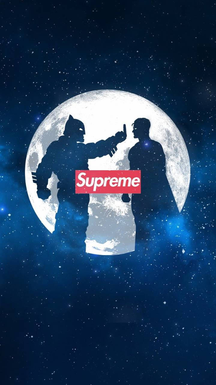 superhero supreme 桌布 壁紙 — 蝙蝠俠和超人剪影襯托著滿月，兩者之間有一個紅色的Supreme標誌，背景是星空夜空。