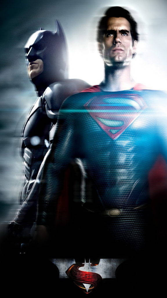 superman iPhone 桌布 壁紙 — 蝙蝠俠和超人站在戲劇性的對比中，超人對著黑暗煙霧背景發出明亮的光芒。