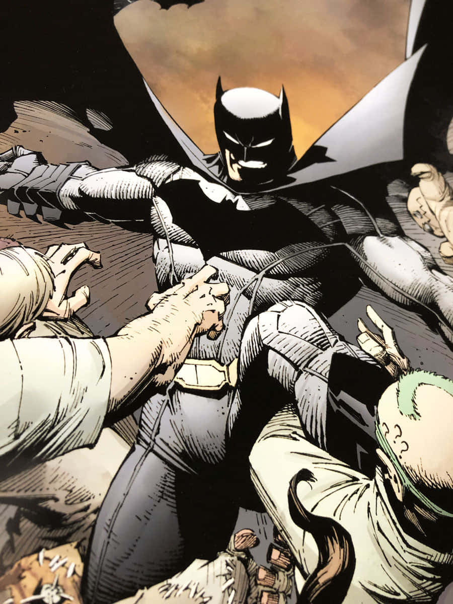 The Court Of Owls 桌布 壁紙 — 蝙蝠俠在一個充滿戲劇性陰影和粗線條的 gritty 漫畫格中，威風凜凜地站在被擊敗的敵人之上。