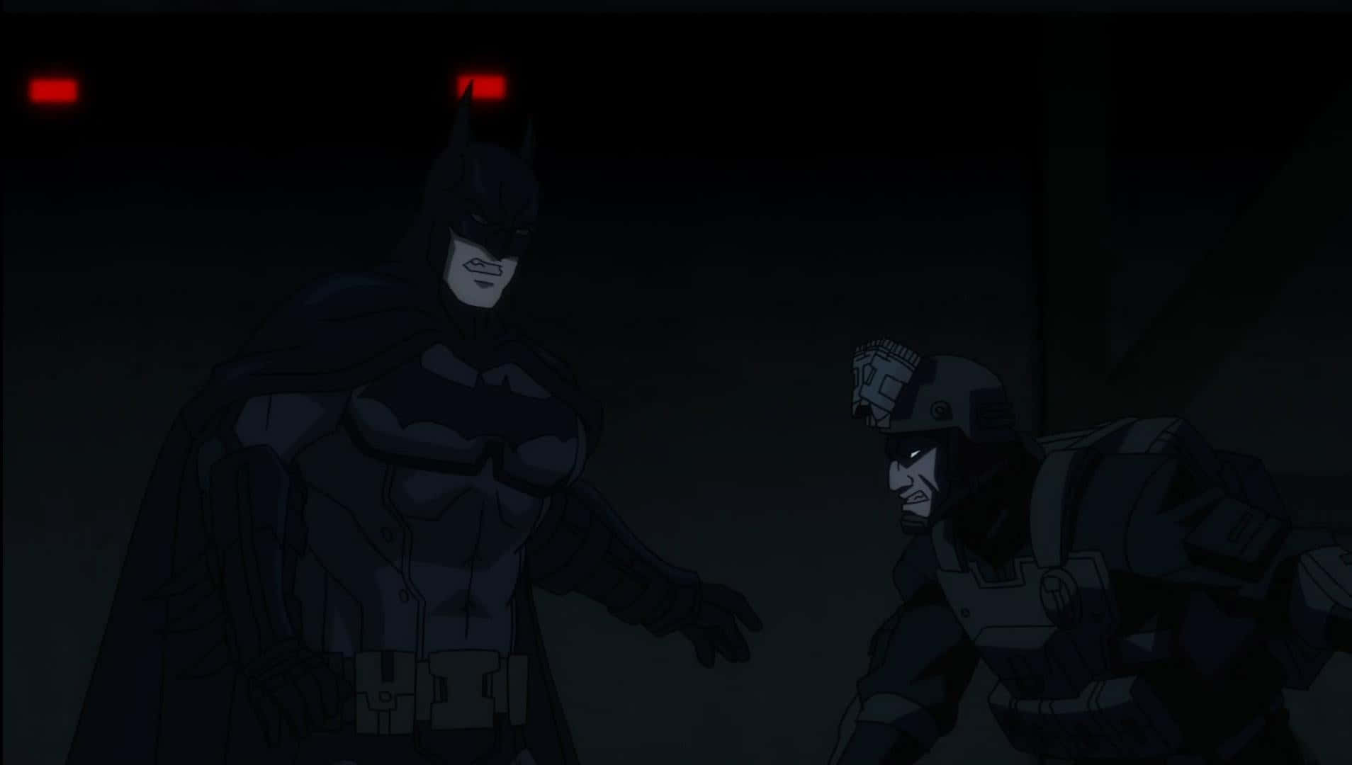 Batman Assault On Arkham 桌布 壁紙 — 蝙蝠俠在一個燈光昏暗的地下碉堡中與一名戴面具的士兵對峙，上方紅色緊急燈閃爍。