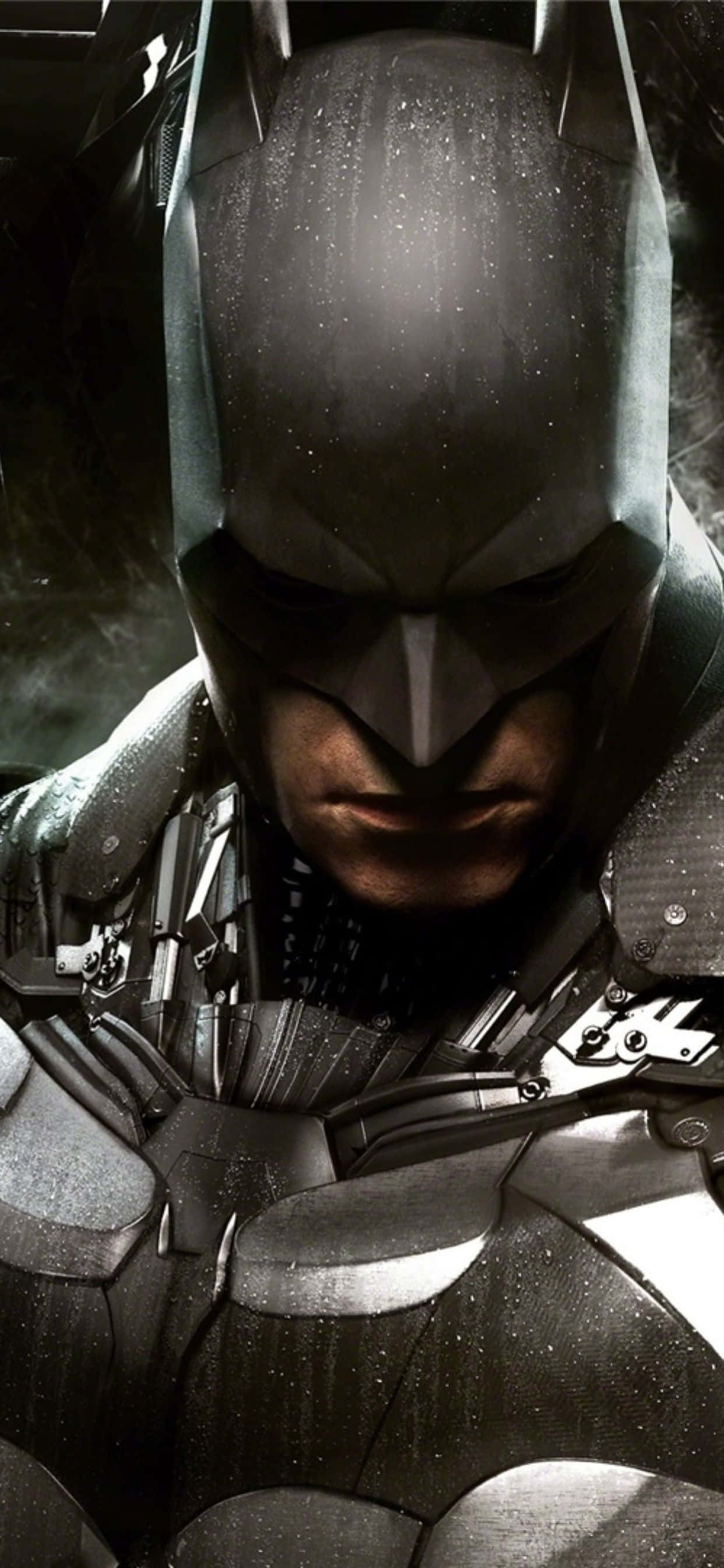 iPhone Xs Max Batman Arkham City 桌布 壁紙 — 蝙蝠俠在一個粗糙的特寫鏡頭中，雨水滴在他的裝甲頭罩上，背景陰暗，他凝視著。
