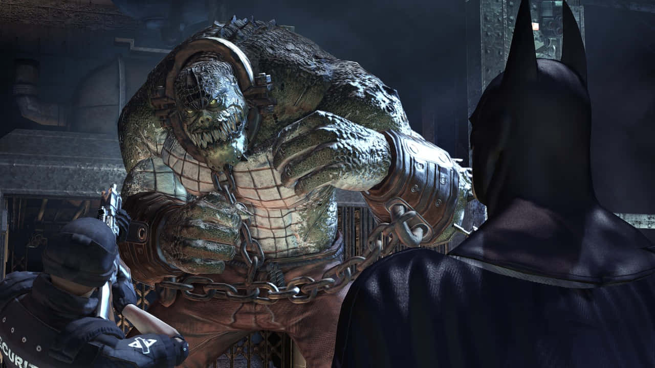 Batman Arkham Origins 桌布 壁紙 — 蝙蝠俠在一個陰暗的工業環境中面對怪物般的鱷魚人，附近有一名保安。