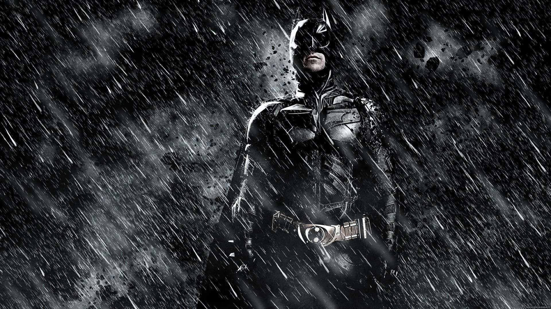 Batman The Dark Knight Returns 桌布 壁紙 — 蝙蝠俠在傾盆大雨中堅定站立，雨水劃過黑暗、粗糙的城市背景，碎片在他周圍旋轉。