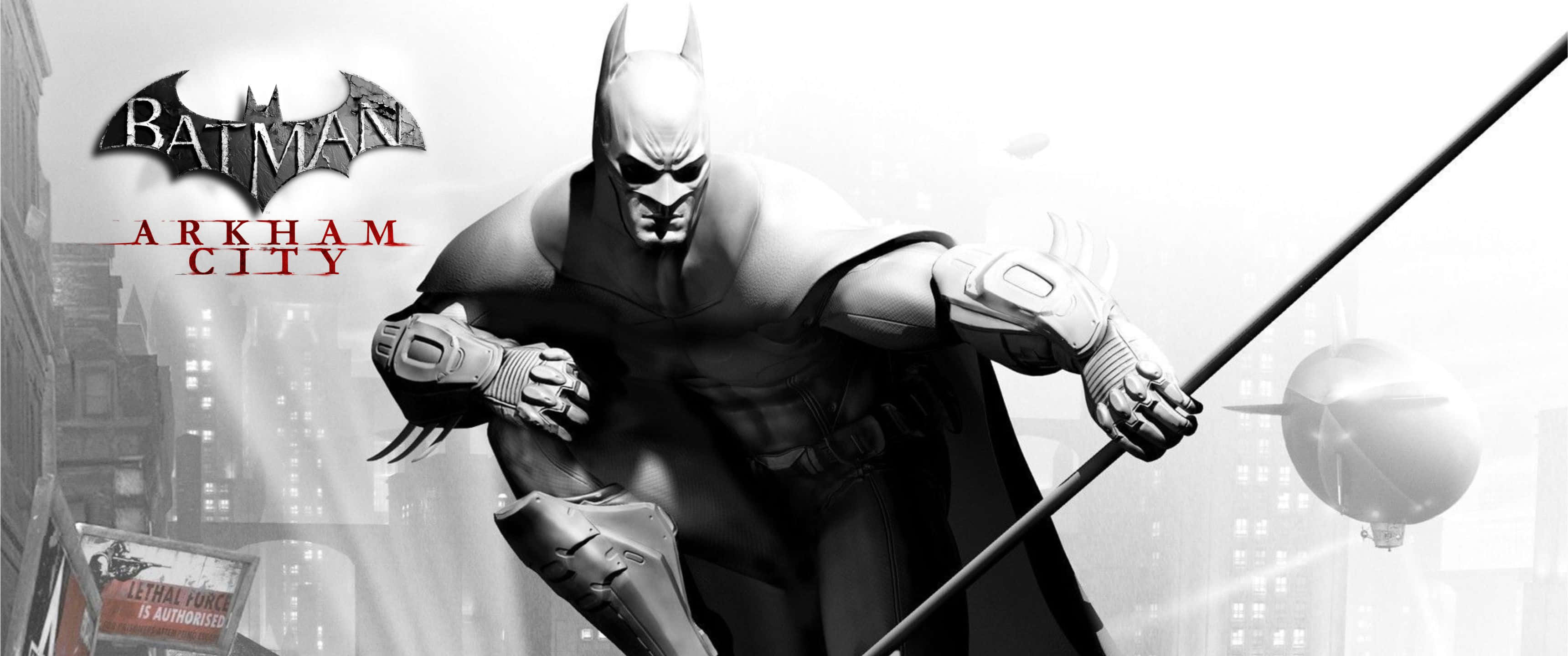 3440x1440p Batman Arkham City 桌布 壁紙 — 蝙蝠俠在單色調的 gritty 城市背景下動態蹲伏，帶有紅色標題文字。
